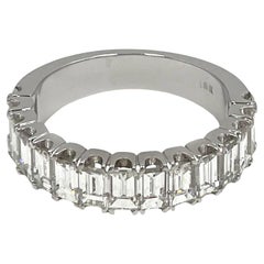 Anneau d'anniversaire en or blanc 18 carats avec demi-cerceau baguette