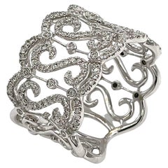 Large bague en or blanc 18 carats avec motif S répété et diamants ronds 0,69 carats Large bague en or blanc 18 carats avec motif S répété et diamants ronds 0,69 carats