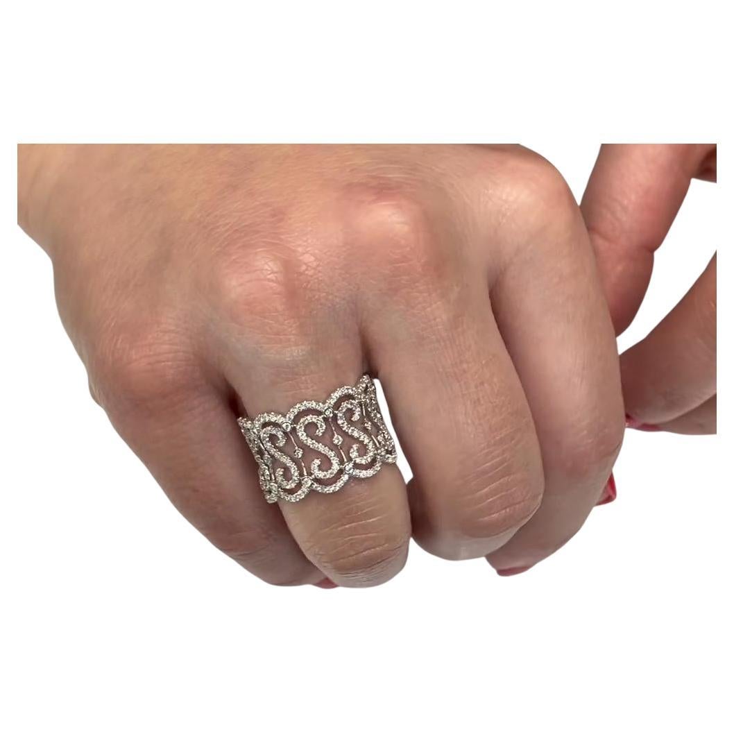 Anello largo in oro bianco 18K con motivo a S ripetuta e diamanti rotondi da 0,69 carati