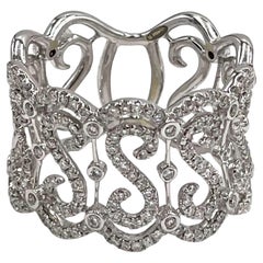 Anello largo in oro bianco 18K con motivo a S ripetuta e diamanti rotondi da 0,69 carati