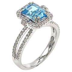 Topacio azul suizo talla esmeralda engastado en halo de oro blanco de 18 quilates con doble vástago