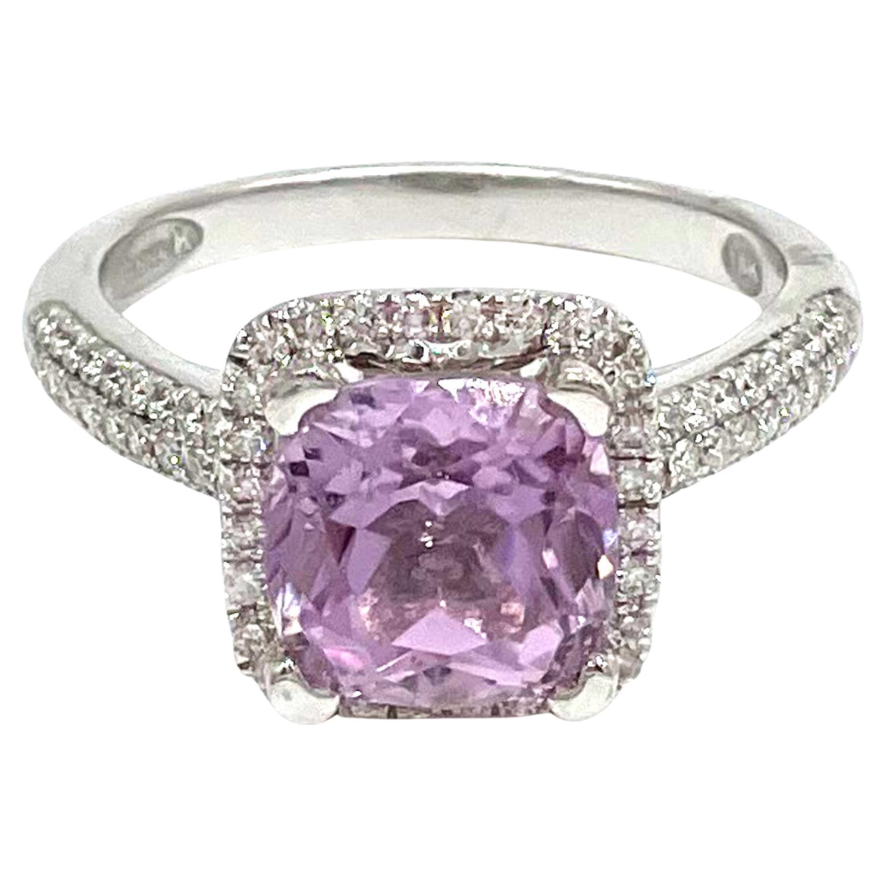 Anello con Kunzite rosa lavanda a forma di cuscino in oro bianco 18 carati e diamanti rotondi in vendita
