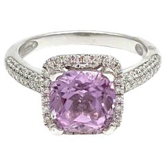 Kissenförmiger rosa lavendelfarbener Kunzitring aus 18 Karat Weißgold mit runden Diamanten in Kissenform