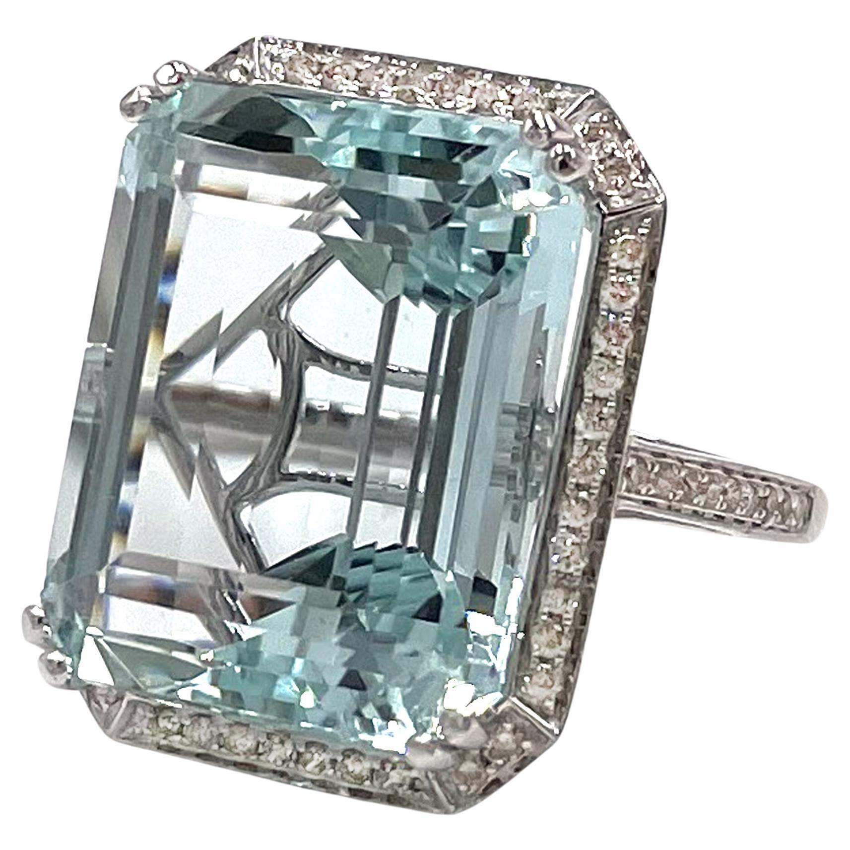 Anello con acquamarina taglio Step grande in oro bianco 14K con diamanti a raggiera