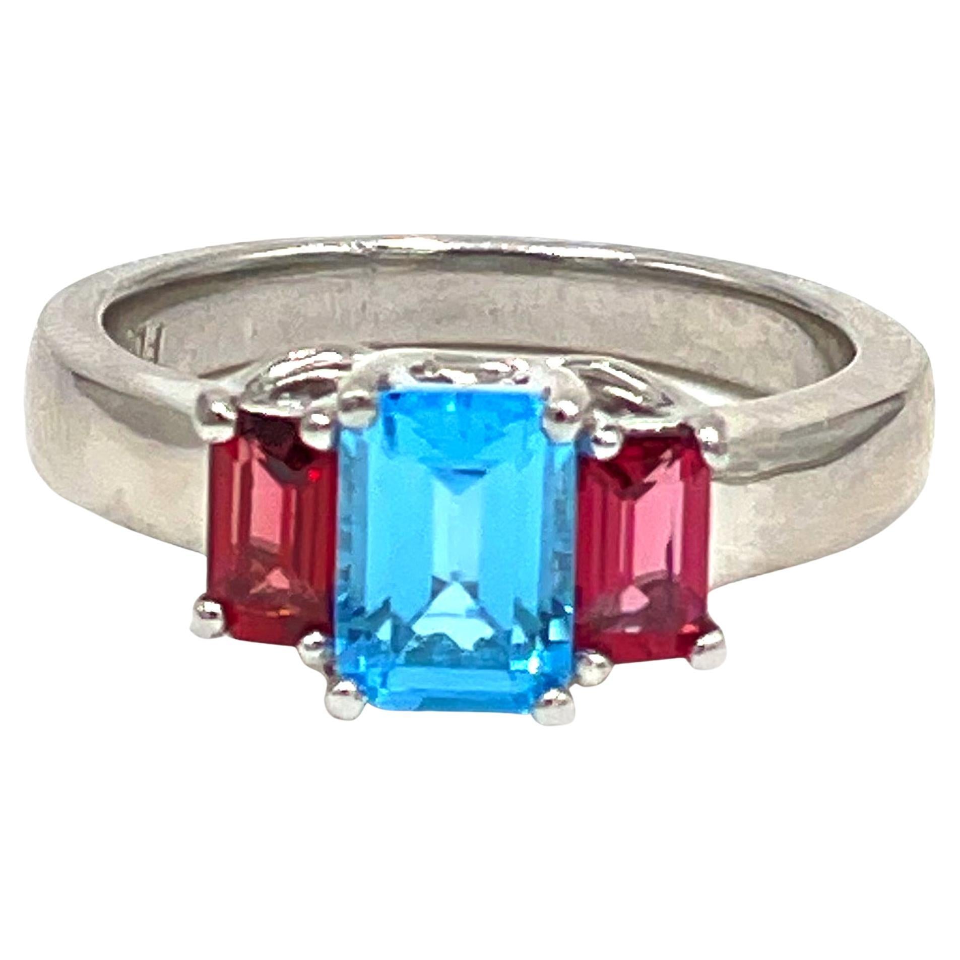 Bague en platine à trois pierres : tourmaline rose 0,75 carat et topaze bleue 1,35 carat