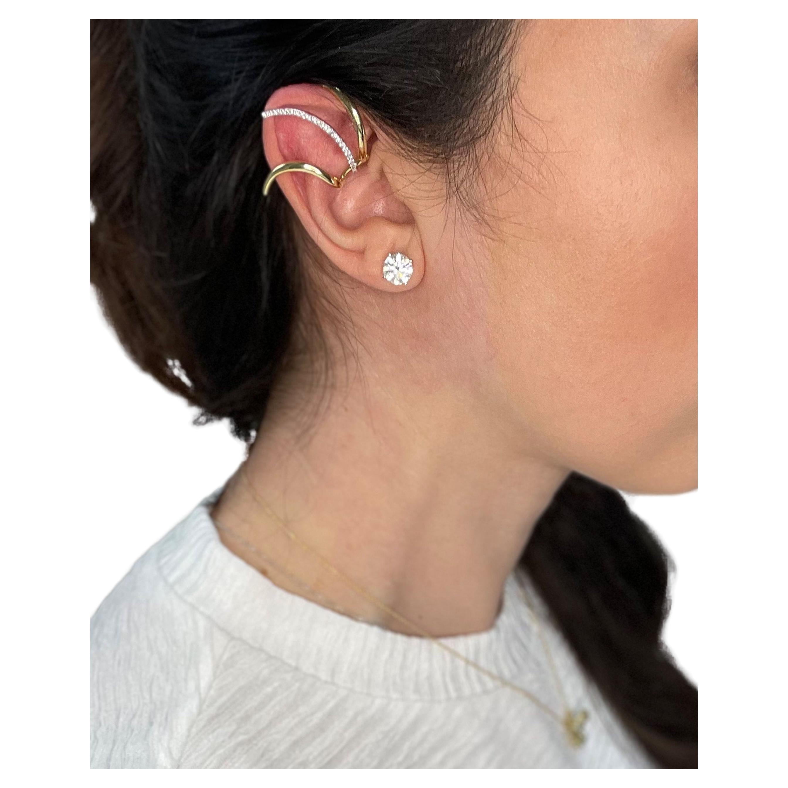 L'accessoire parfait pour vos boucles d'oreilles. Simon G. Manchette de boucle d'oreille en or jaune et blanc 18K sertie de 30 diamants ronds de taille brillant d'un poids total de 0,27 carat. Le brassard s'adapte à une oreille et ne passe pas à