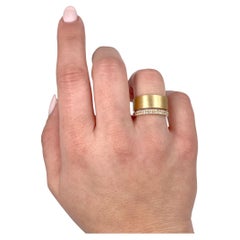 Bague large en or jaune 18 carats avec rangée de diamants pavés