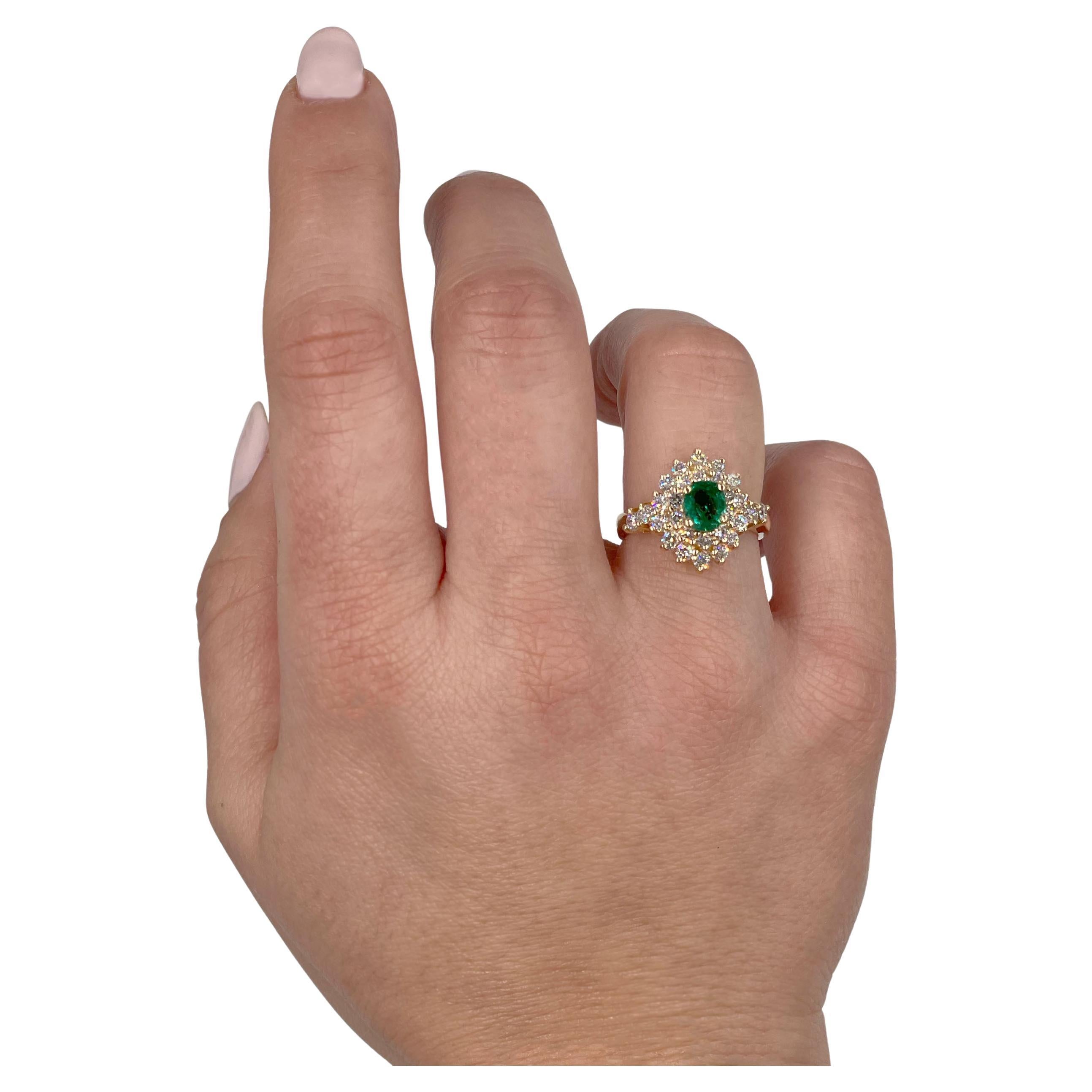 Bague d'occasion en or jaune 14K avec 28 diamants ronds de taille brillant pesant environ 1,00 carats (couleur H, pureté VS). Au centre, une émeraude ovale de belle qualité pesant environ 0,70 carat.

* Taille du doigt 6.25
