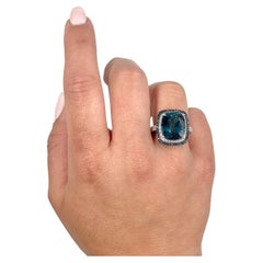 Anello in oro bianco 14K con Topazio Blu e Diamanti Blu Trattati