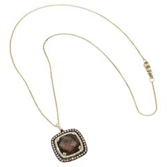 Collier carré en or jaune 14 carats et double halo de diamants