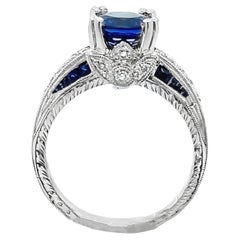 Zaffiro tondo diffuso da 2,51 carati in platino con anello di diamanti inciso a mano