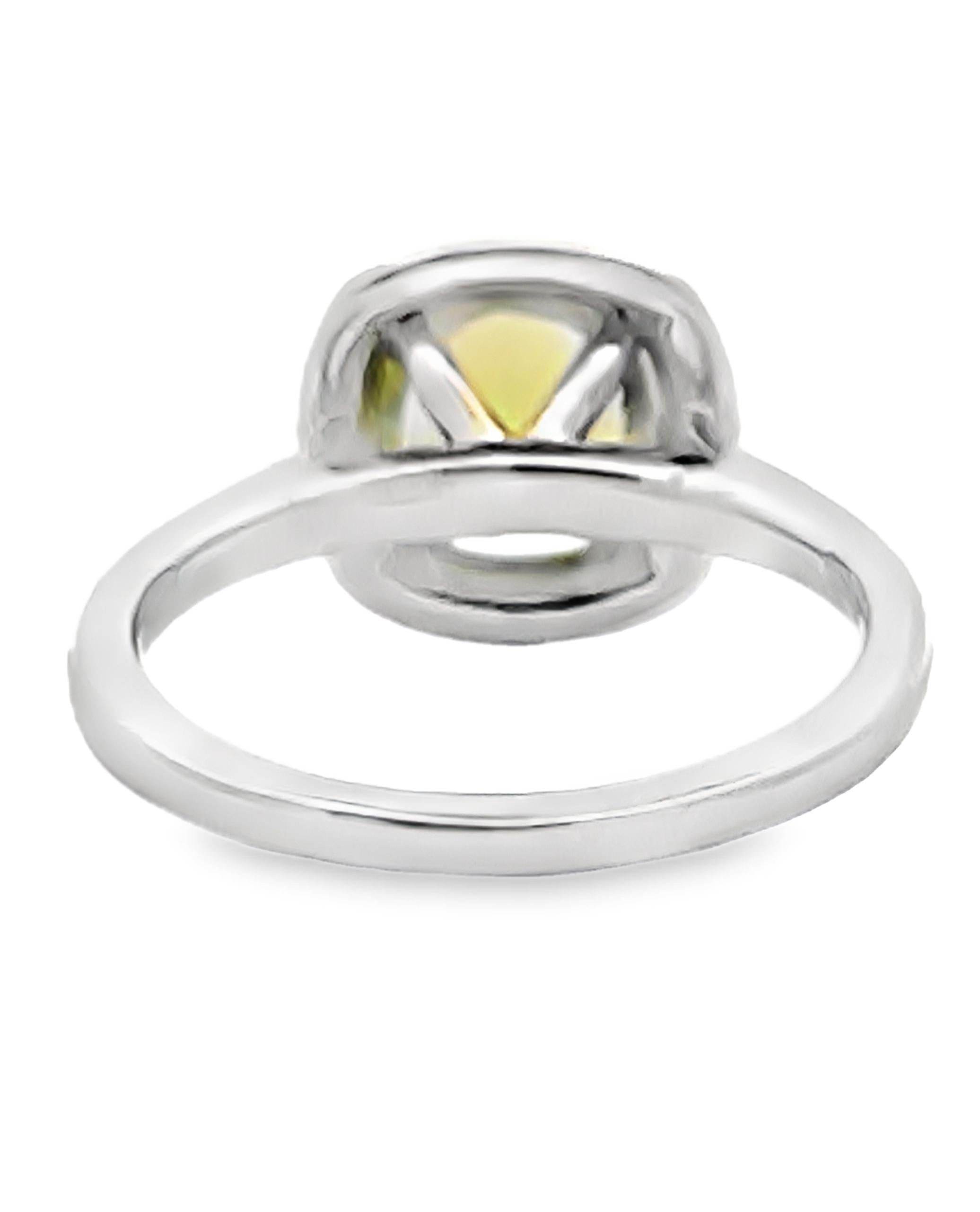 Anello con peridoto rotondo e diamante a raggiera in un'incastonatura minimalista in oro bianco 14K In condizioni Nuovo in vendita a Old Tappan, NJ