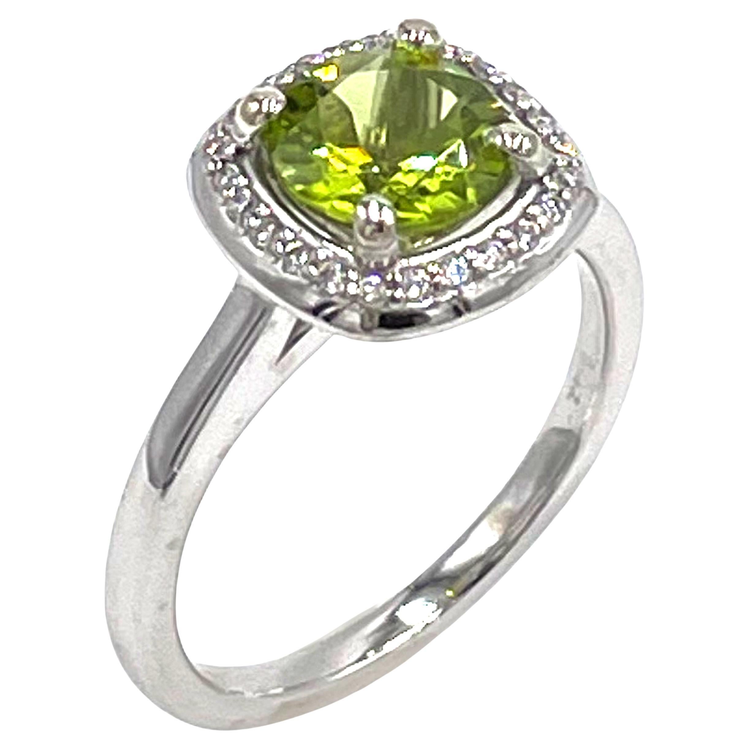 Anello con peridoto rotondo e diamante a raggiera in un'incastonatura minimalista in oro bianco 14K