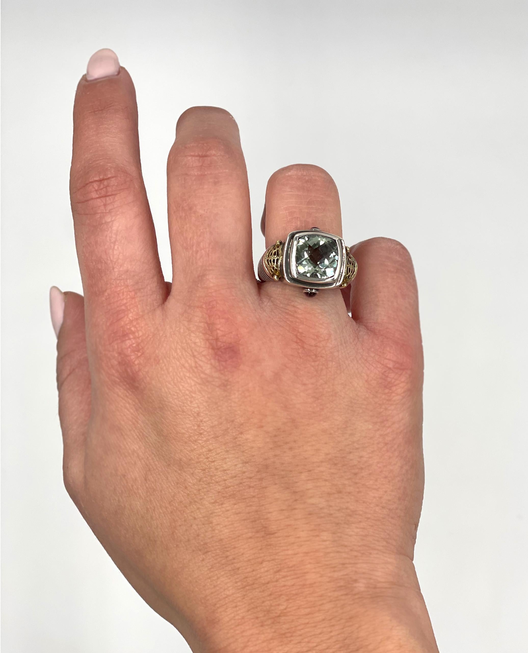 Cette bague de William Schraft présente une améthyste verte à facettes en damier, sertie en argent sterling.

De chaque côté du profil de la bague se trouve un travail filigrané détaillé en or jaune 18 carats, créant un contraste saisissant avec le