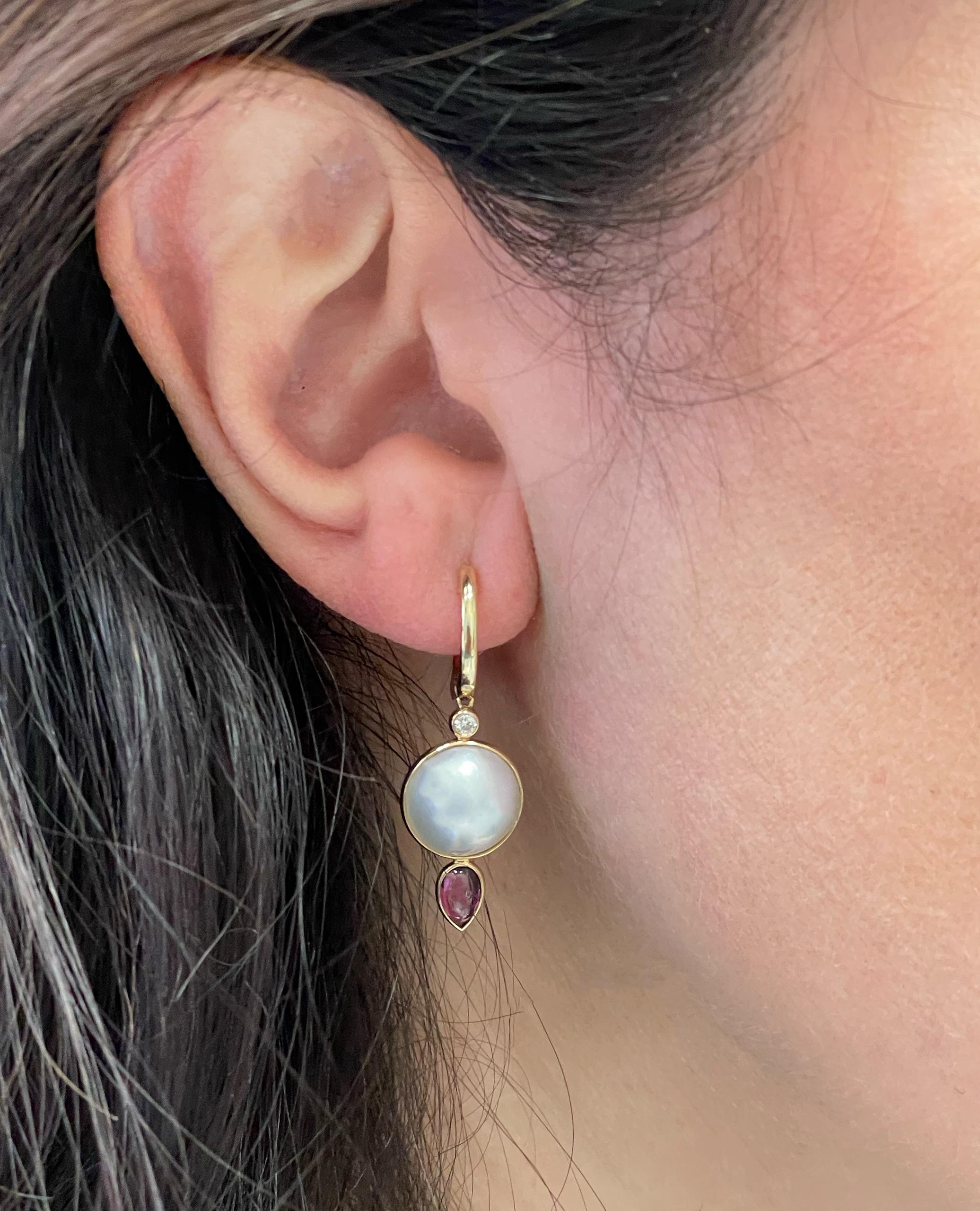 Olivia B. Boucles d'oreilles pendantes en or jaune 14K avec perles de Mabe et briolettes de Rhodolite.

Ces boucles d'oreilles sont rehaussées de deux diamants ronds totalisant 0,06 carat.

- Fermeture arrière à charnière