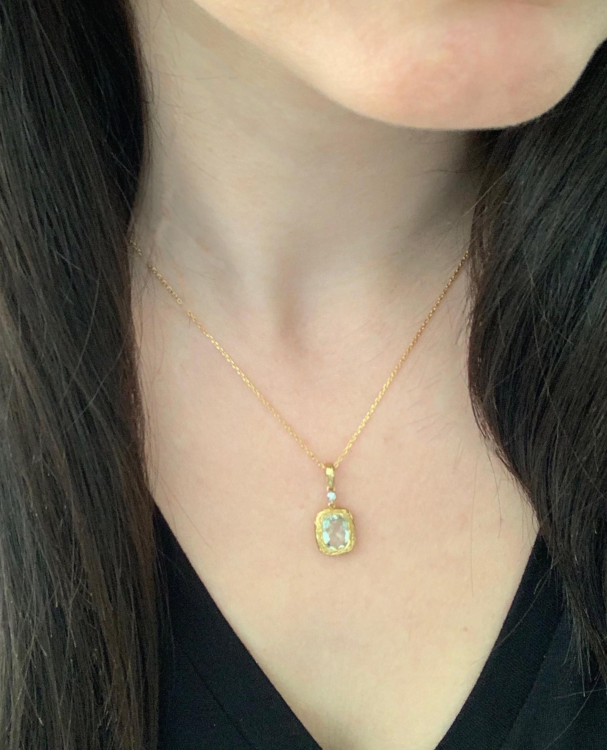 Pendentif en or jaune 18 carats avec une améthyste verte de 1,72 carats et un diamant de 0,02 carat.  

- Le pendentif est monté sur une chaîne en or jaune 14K de 18 pouces.