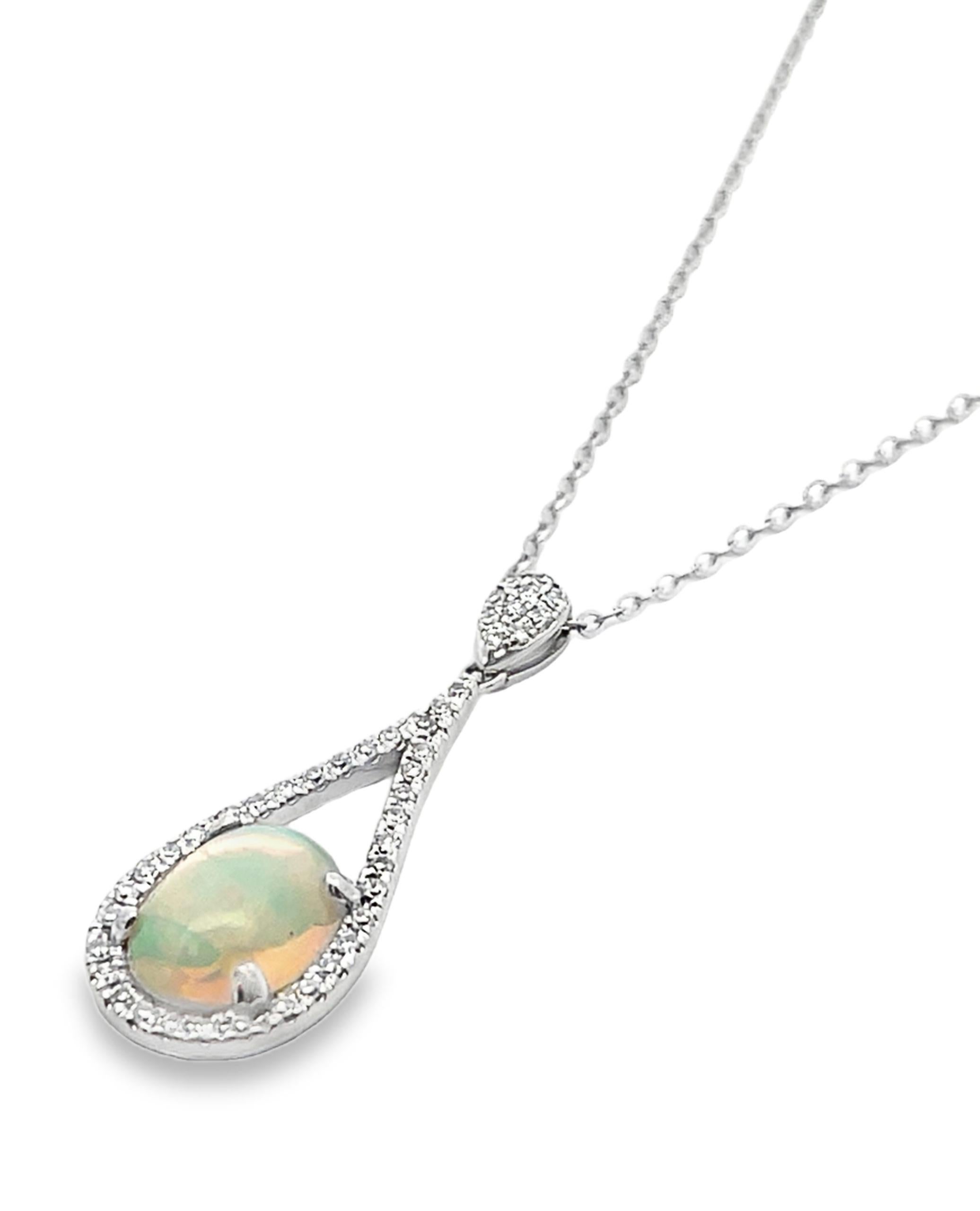 Collana con ciondolo Opale, lunghezza regolabile in oro bianco 14K con chiusura a moschettone In condizioni Nuovo in vendita a Old Tappan, NJ