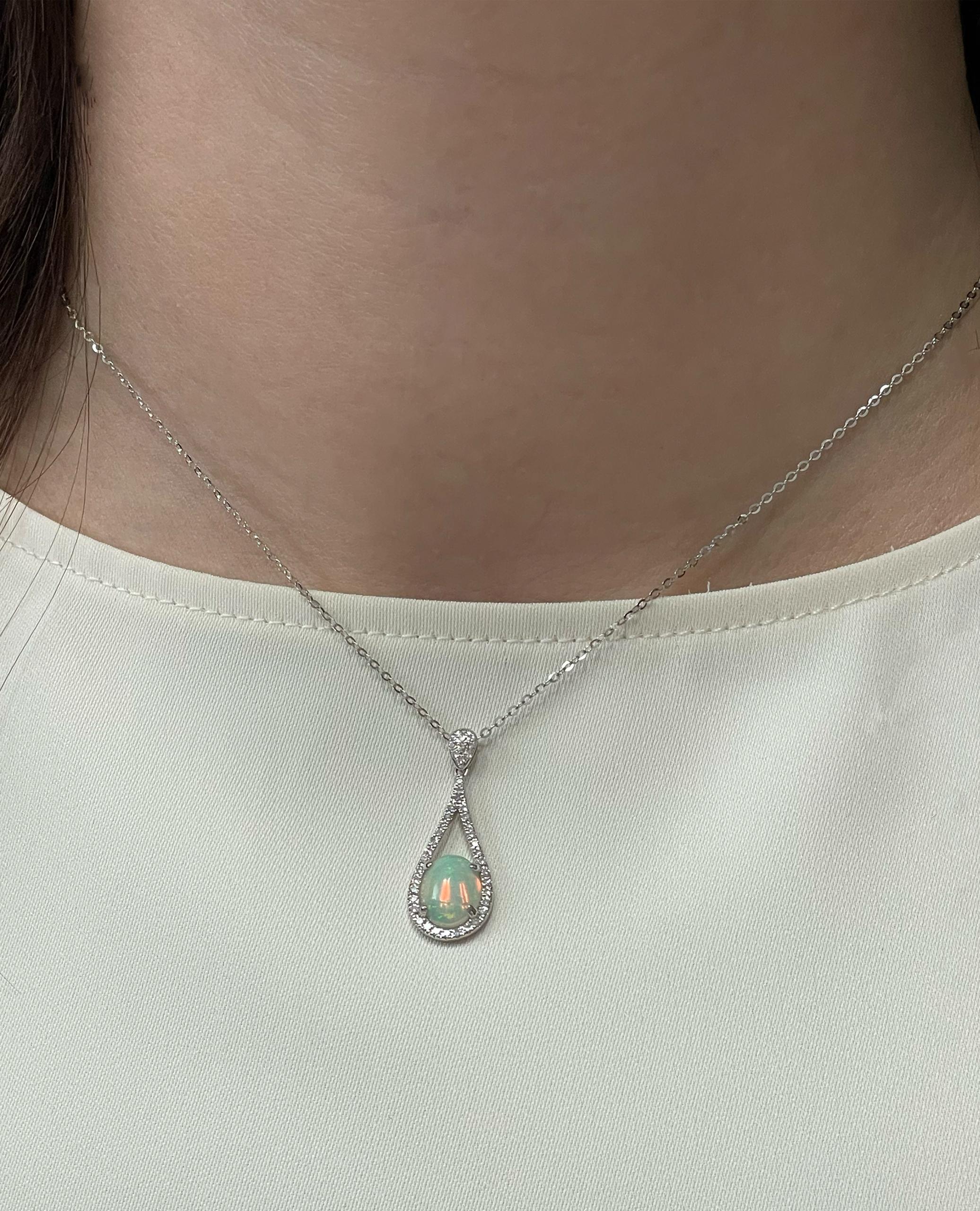 Collana con pendente in oro bianco 14K con un'opale di forma ovale da 1,31 carati e 44 diamanti rotondi per un totale di 0,19 carati.

- La catena di questa collana è di 18 pollici ed è completamente regolabile, accorciabile tirando la catena.
- La