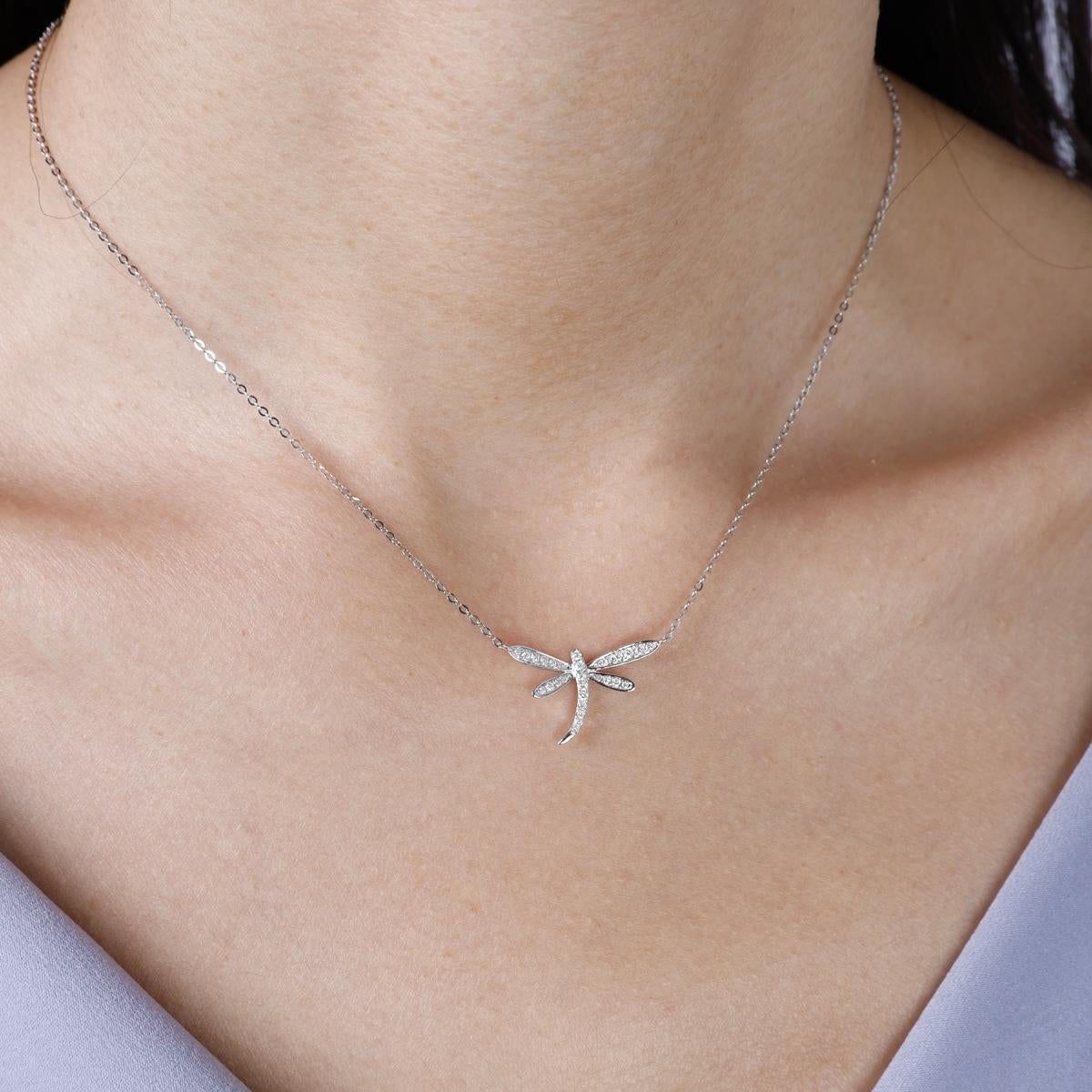 Collana a forma di libellula in oro giallo 14K con 29 diamanti rotondi taglio brillante per un totale di 0,18 carati.