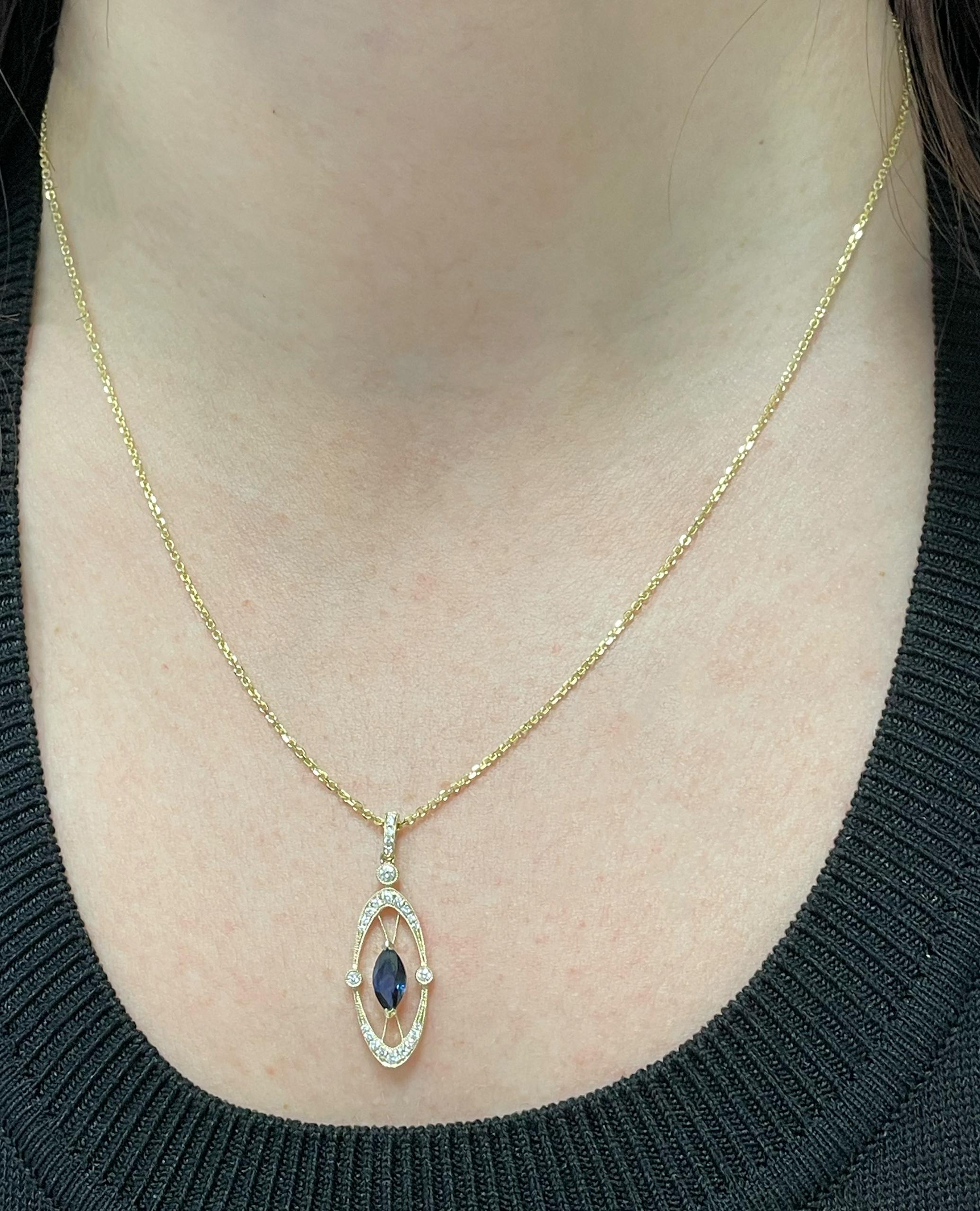 Halskette aus 14 Karat Gelbgold mit 26 runden Diamanten von insgesamt 0,20 Karat. In der Mitte ein marquiseförmiger dunkelblauer Saphir mit einem Gewicht von 0,70 Karat.

- 18 Zoll lang