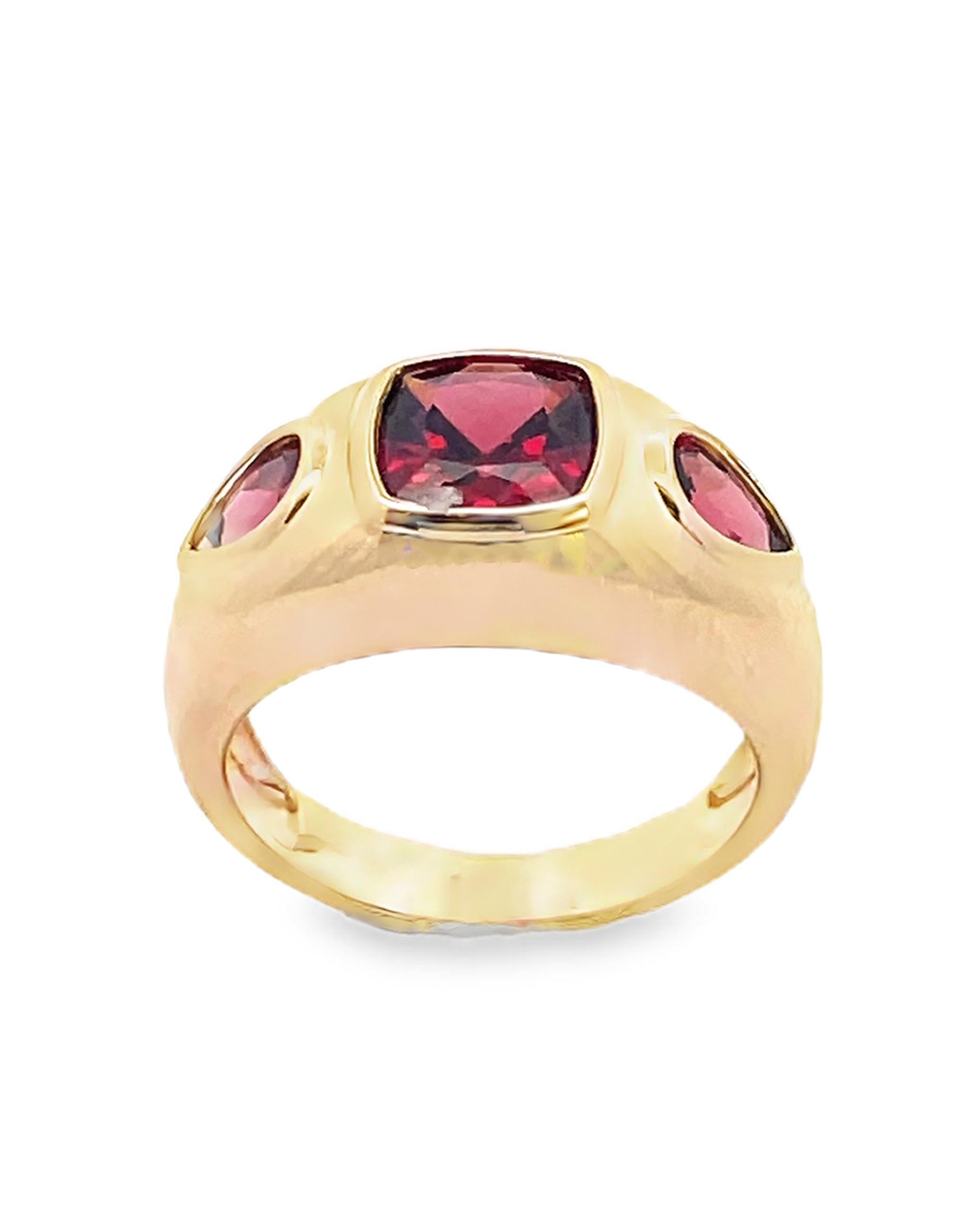 Bague grenat géométrique à trois pierres en or jaune 14K Pour femmes en vente