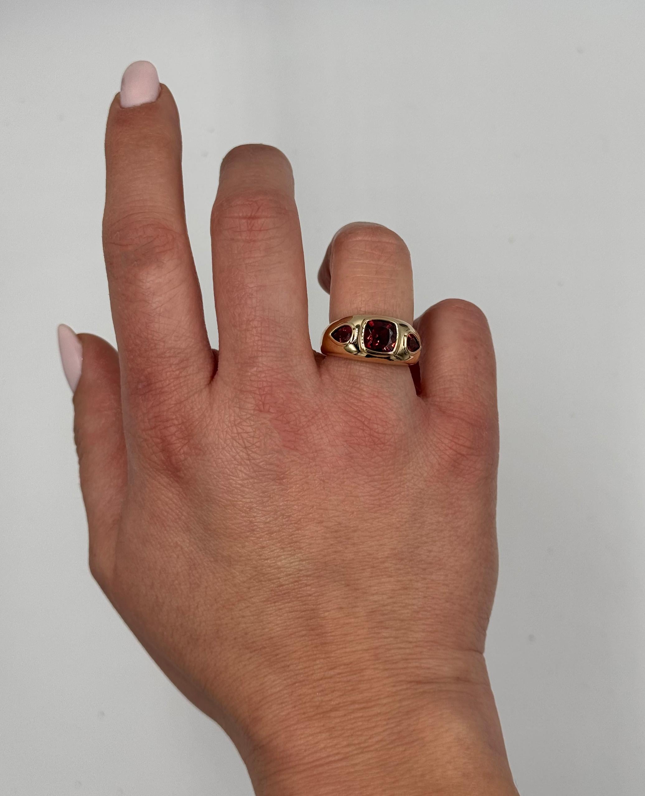 Bague de mode en or jaune 14K, deux grenats en forme de poire pesant 0,93 carat au total et un grenat carré au centre pesant 1,85 carat. 
 
- Doigt 6.5, peut être augmenté ou diminué de 2 tailles.