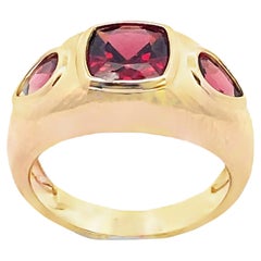 Anillo geométrico de granate con tres piedras en oro amarillo de 14 quilates