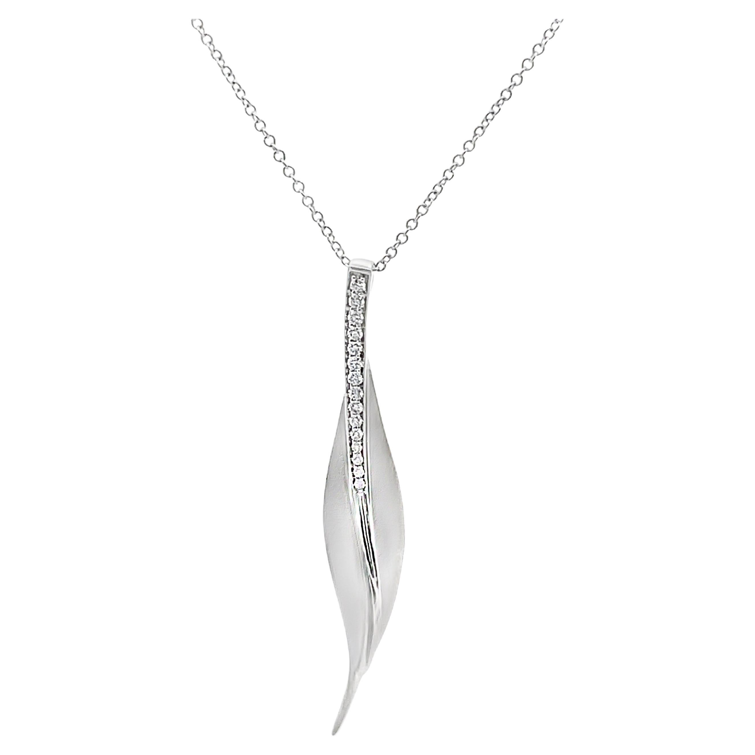 Simon G. DP113 Collana con ciondolo di diamanti con design a foglie curve e chiusura a moschettone in vendita