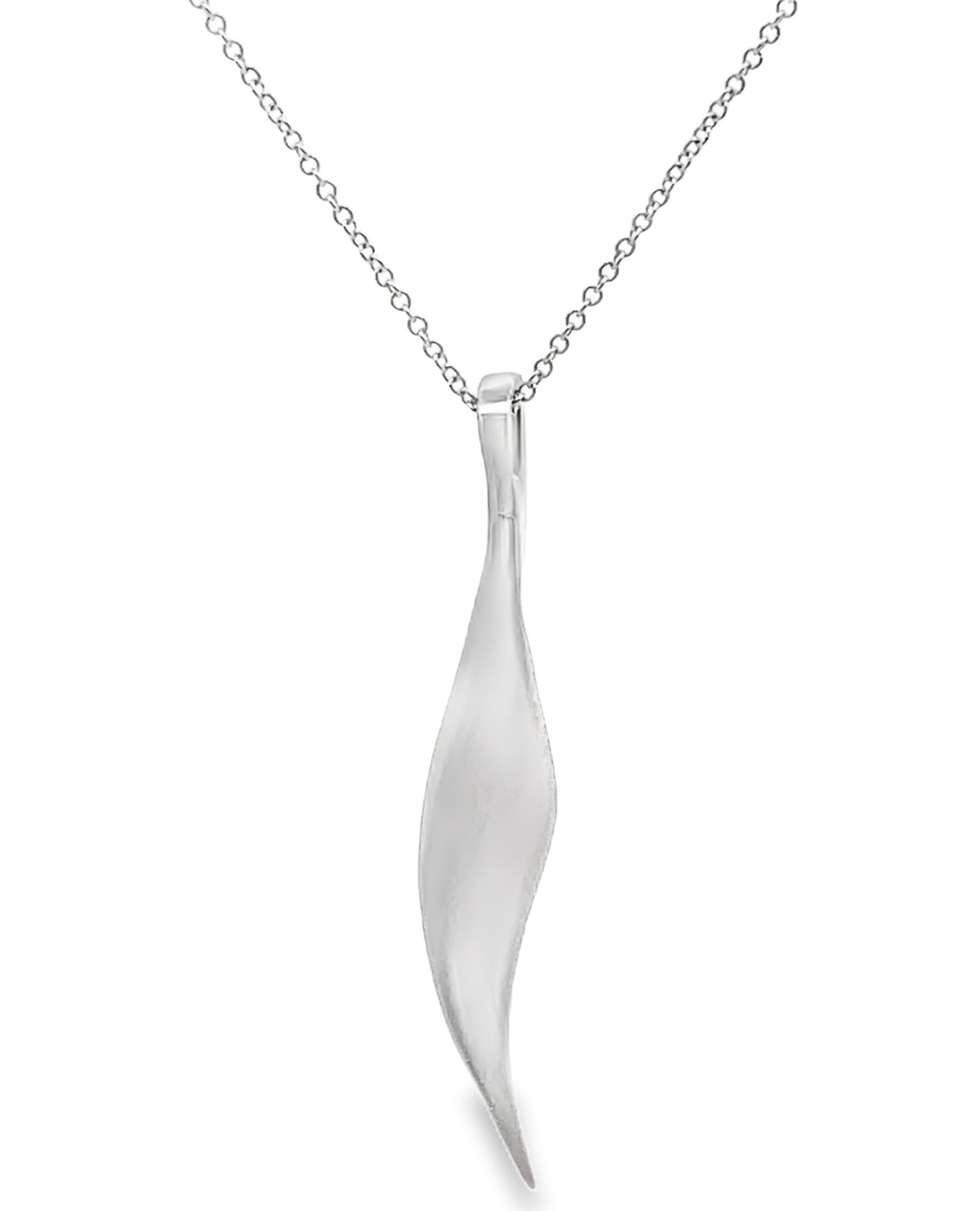 Taglio rotondo Simon G. DP113 Collana con ciondolo di diamanti con design a foglie curve e chiusura a moschettone in vendita
