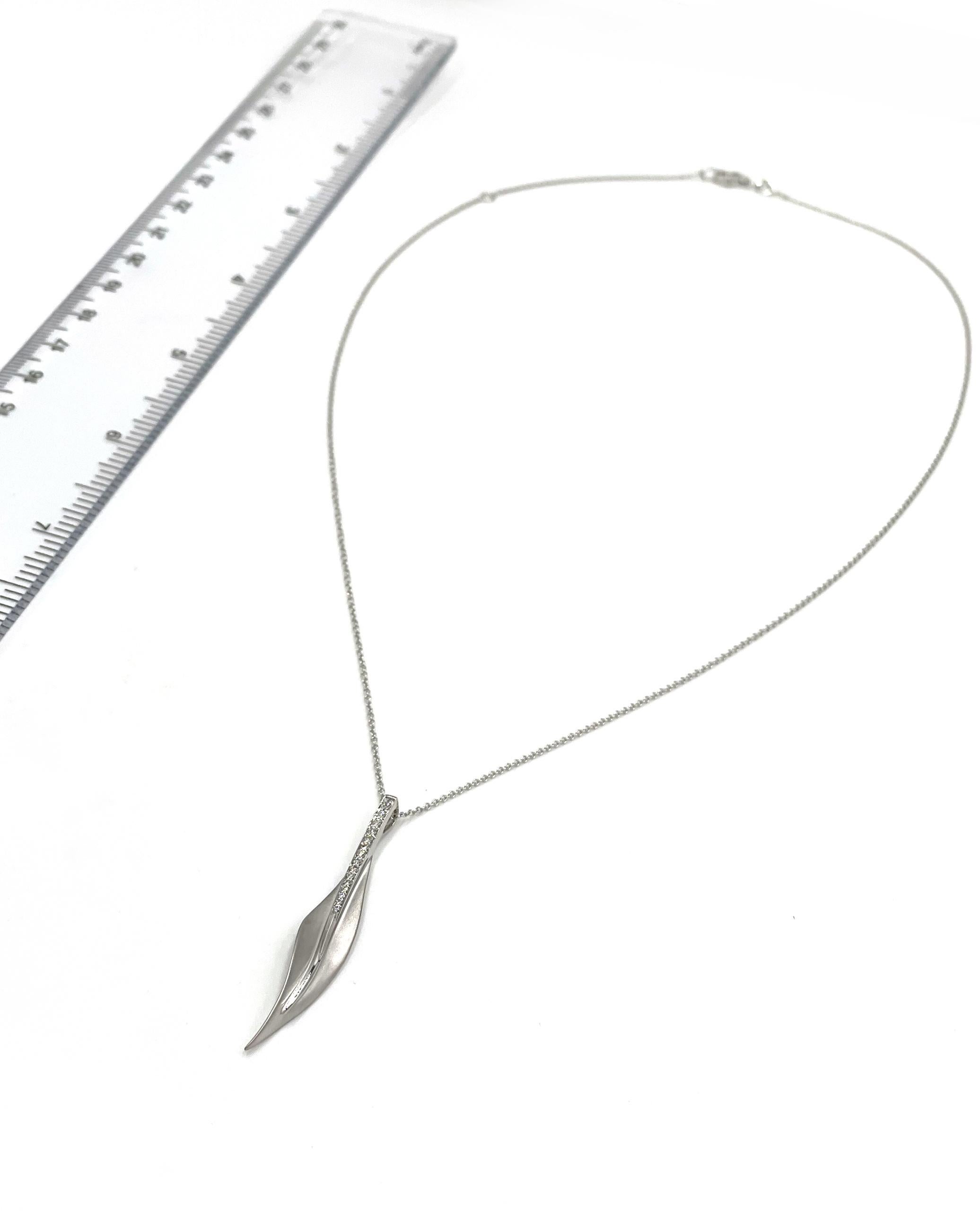 Simon G. DP113 Collana con ciondolo di diamanti con design a foglie curve e chiusura a moschettone in vendita 1