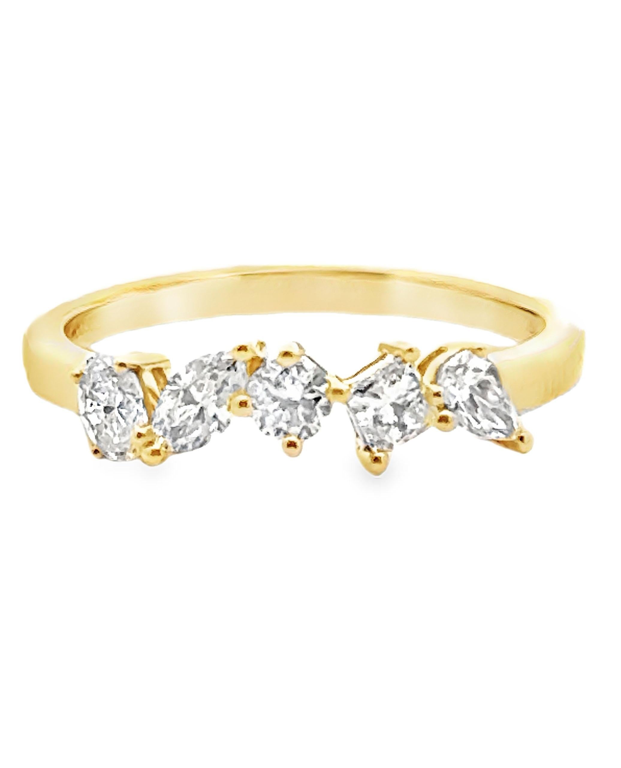 Contemporaneo Anello con diamante a forma di fantasia in oro giallo 18 carati in vendita