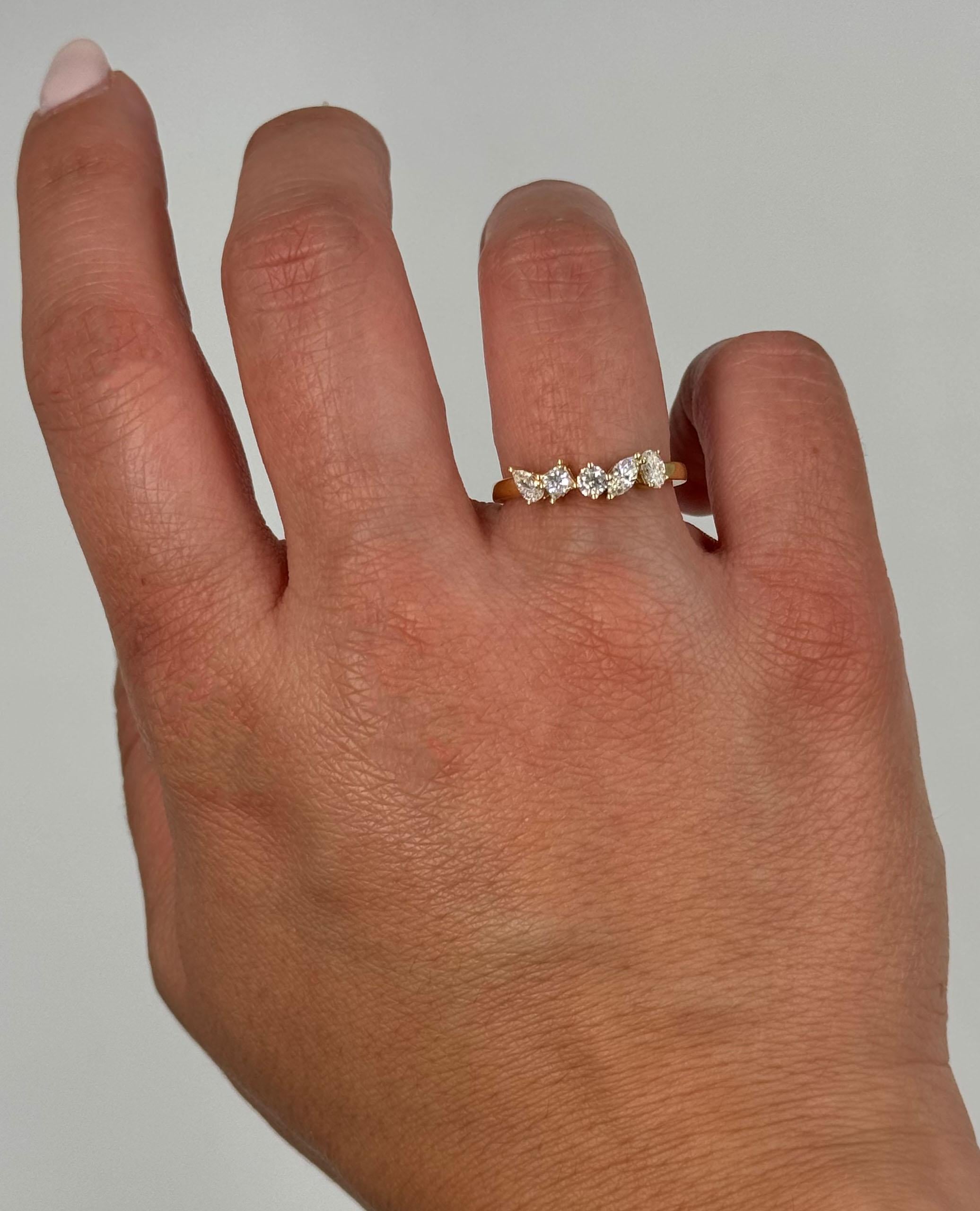 Anello in oro giallo 18 carati con diamanti a forma di fantasia per un peso totale di 0,58 carati.

- Misura delle dita 6.5, può essere aumentata o diminuita fino a 2 taglie 