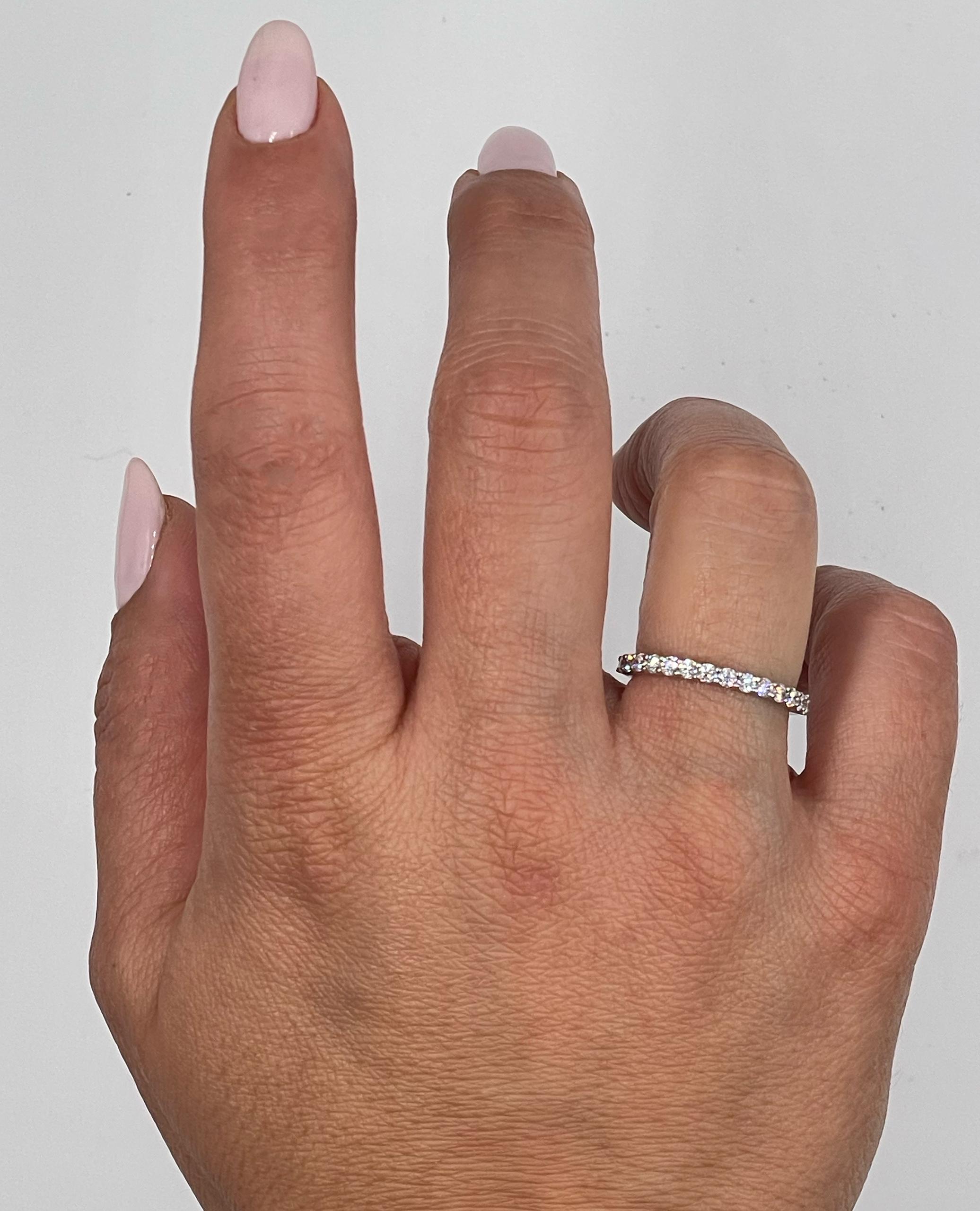 14K Weißgold Halfway Diamond Band mit 0,47 Karat Diamanten.

Fingergröße ist 6.5, kann um bis zu 2 Größen vergrößert oder verkleinert werden