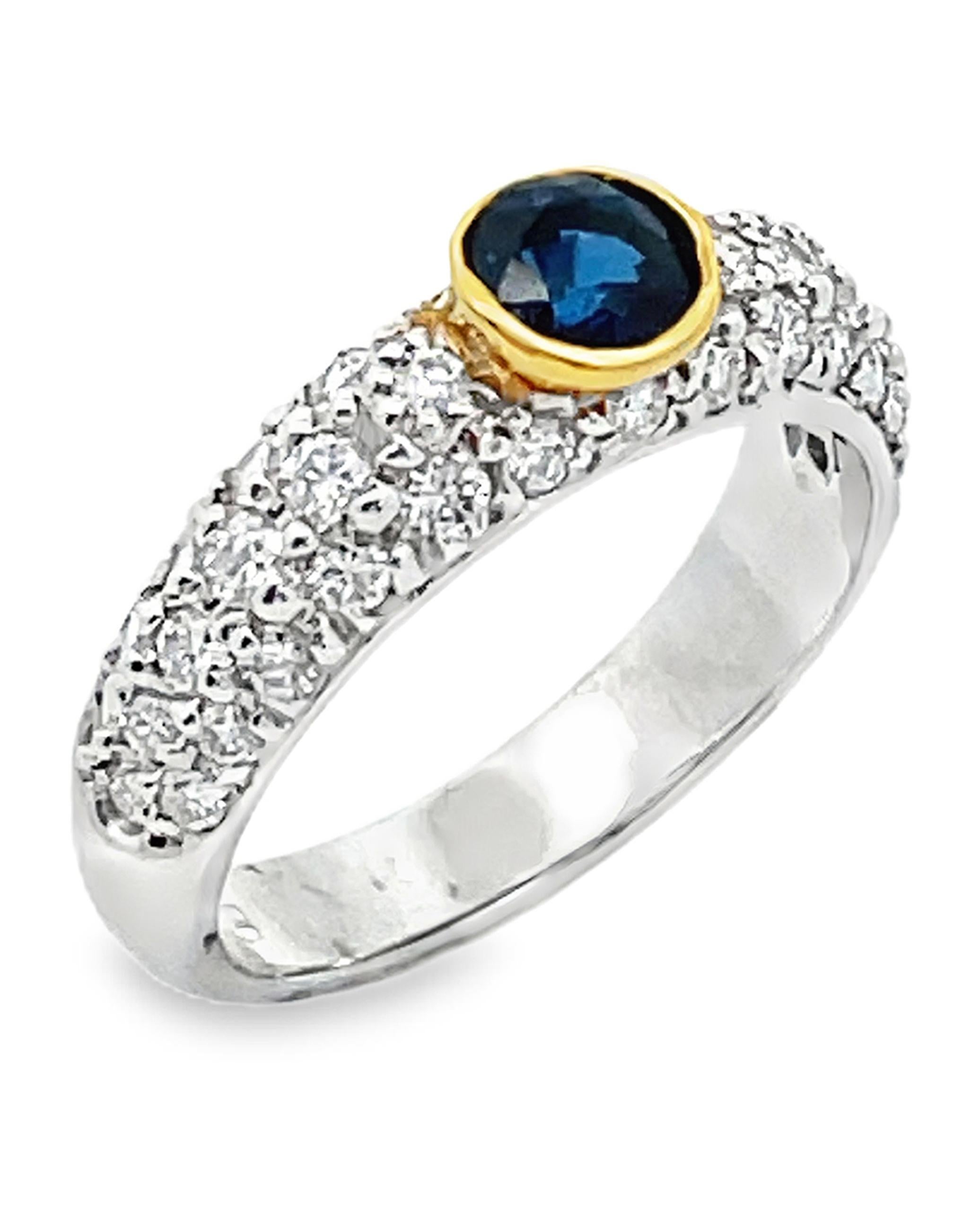 Saphir rond serti sur lunette en or jaune avec diamants sertis en or blanc 18 carats en vente