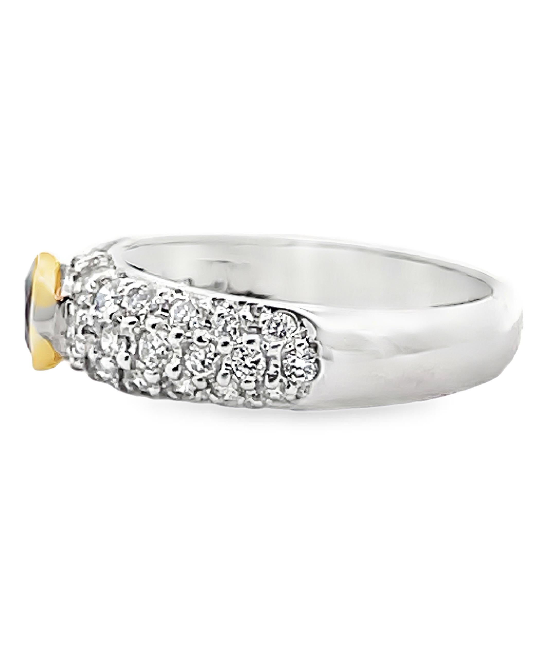 Taille ronde Saphir rond serti sur lunette en or jaune avec diamants sertis en or blanc 18 carats en vente
