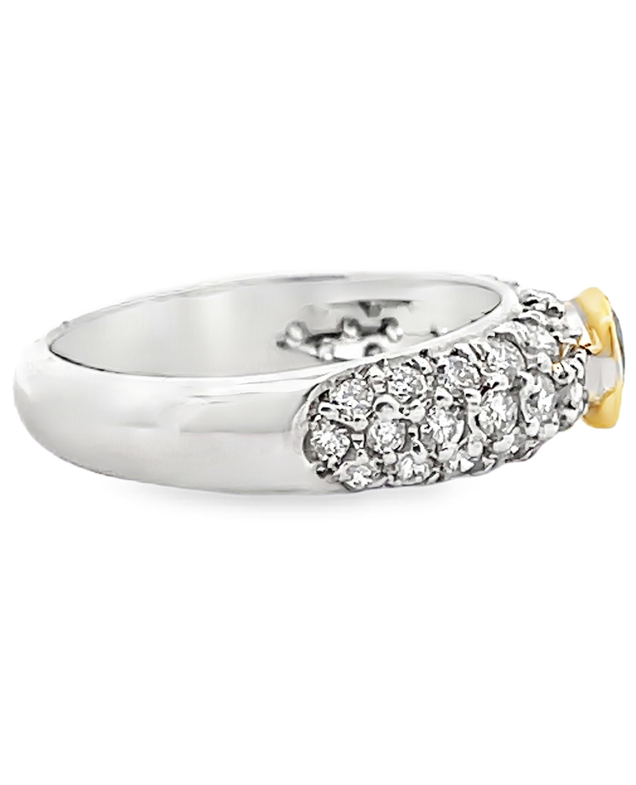 Saphir rond serti sur lunette en or jaune avec diamants sertis en or blanc 18 carats Pour femmes en vente