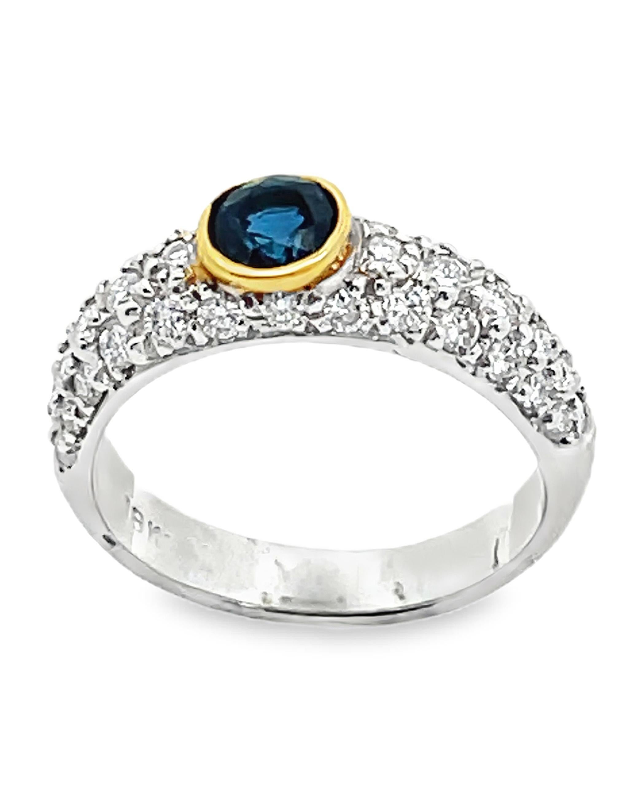 Saphir rond serti sur lunette en or jaune avec diamants sertis en or blanc 18 carats en vente 1