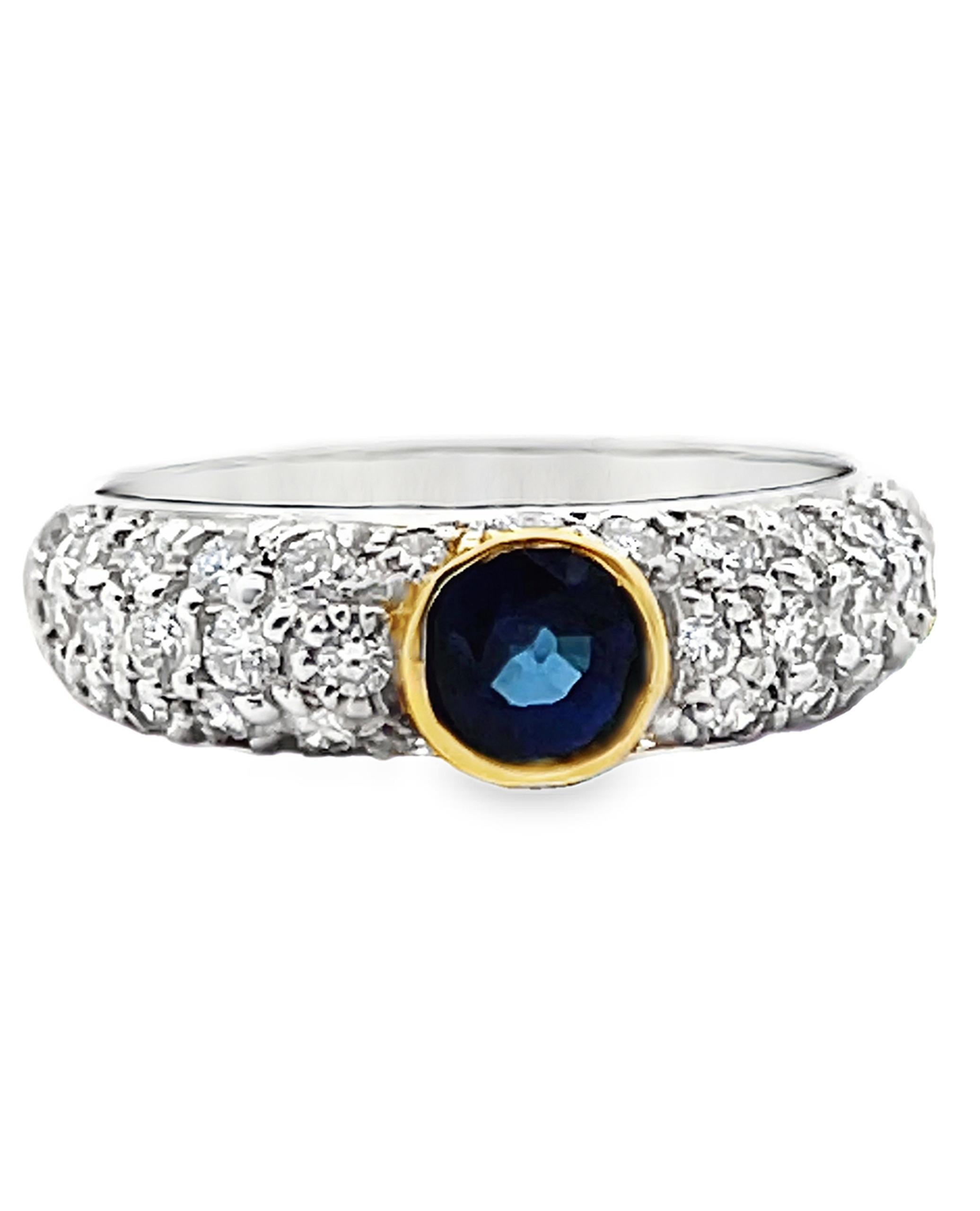 Contemporain Saphir rond serti sur lunette en or jaune avec diamants sertis en or blanc 18 carats en vente