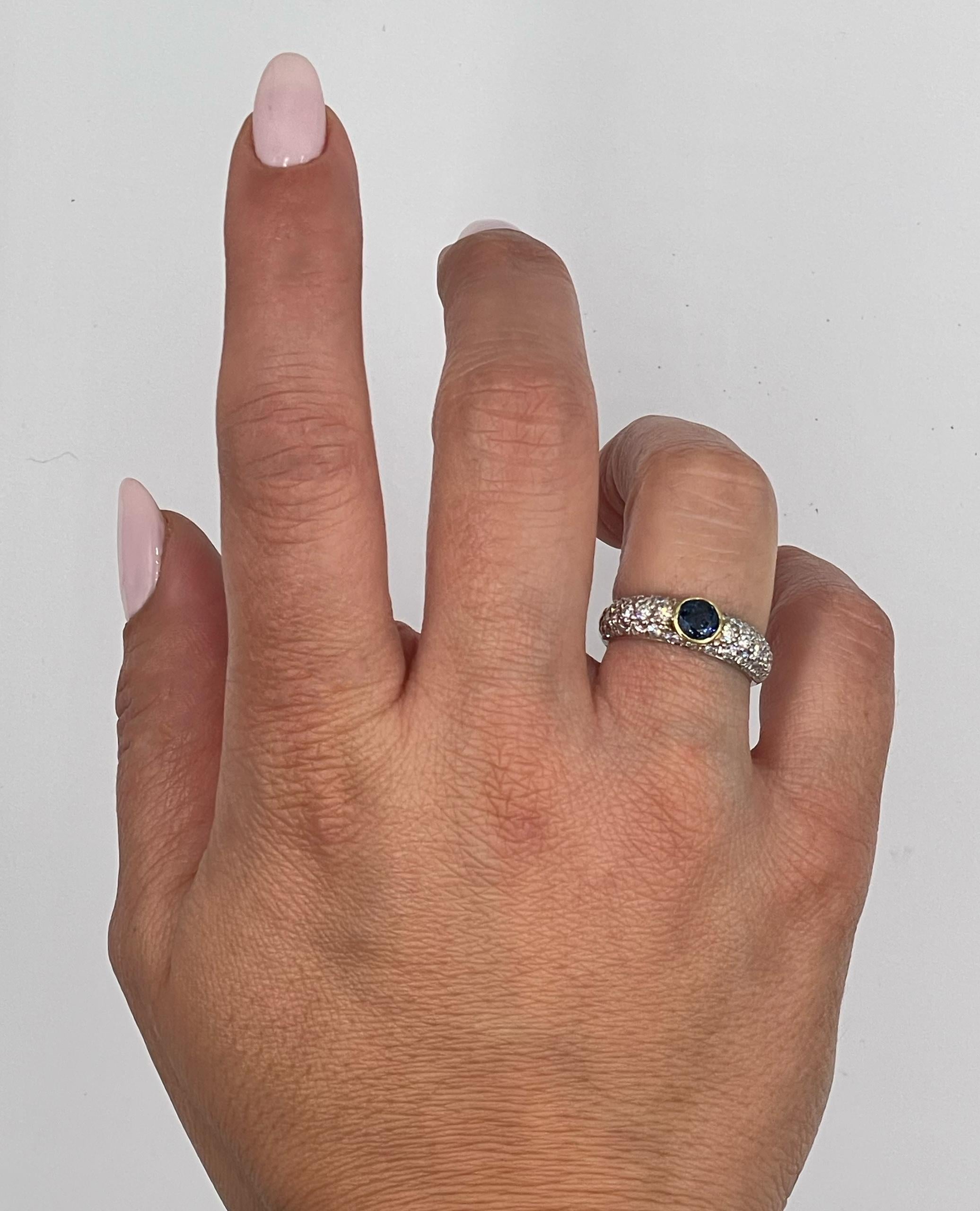 Bague en or blanc 18 carats avec 1 saphir bleu rond pesant 0,40 carat et des diamants ronds sertis en pavé totalisant 1,00 carat.

Le tour de doigt est de 6,5, il peut être augmenté ou diminué.
