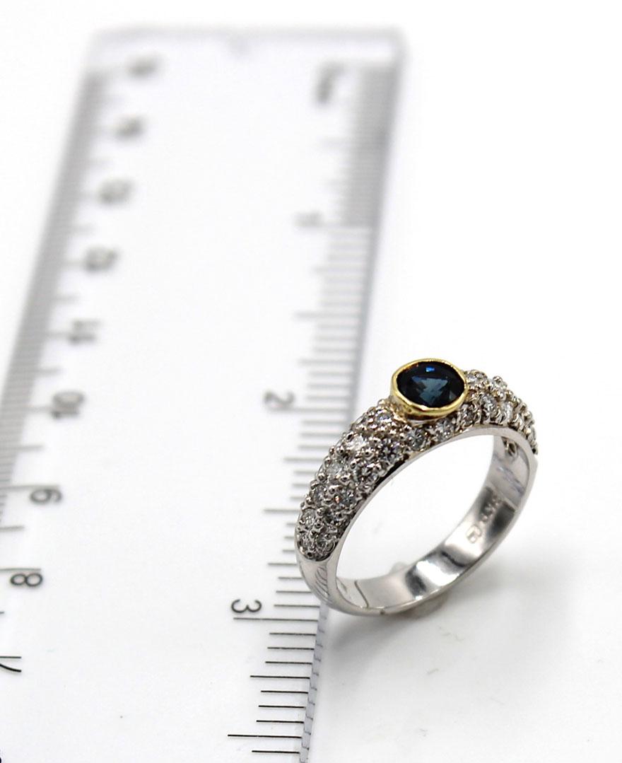 Saphir rond serti sur lunette en or jaune avec diamants sertis en or blanc 18 carats en vente 3