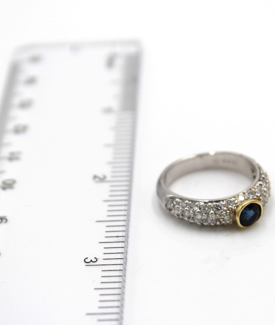 Saphir rond serti sur lunette en or jaune avec diamants sertis en or blanc 18 carats en vente 4