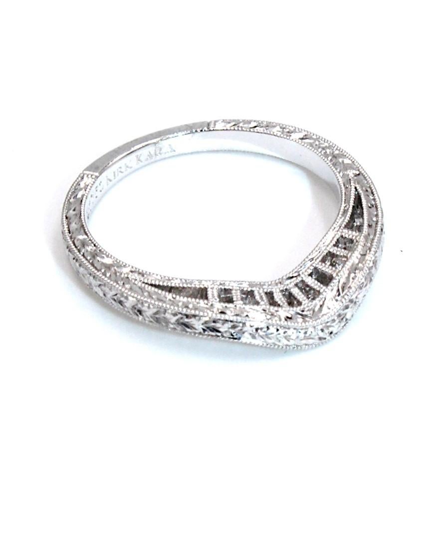 Kirk Kara SS6454B-BS Fede nuziale con diamante e intaglio a mano in vendita 4