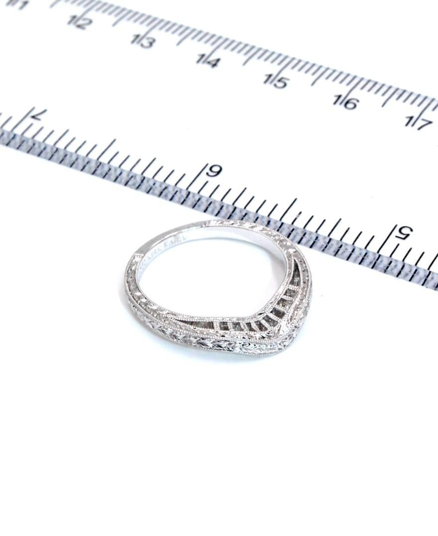 Kirk Kara SS6454B-BS Fede nuziale con diamante e intaglio a mano in vendita 5