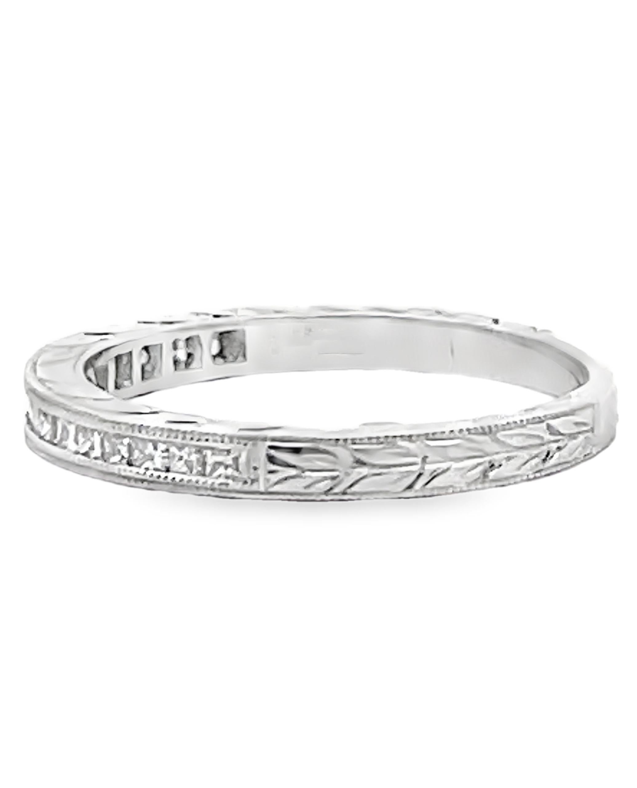 Taille ronde Kirk Kara SS6996-B Bague Carmella en or blanc 18 carats avec motif de feuilles gravé à la main en vente