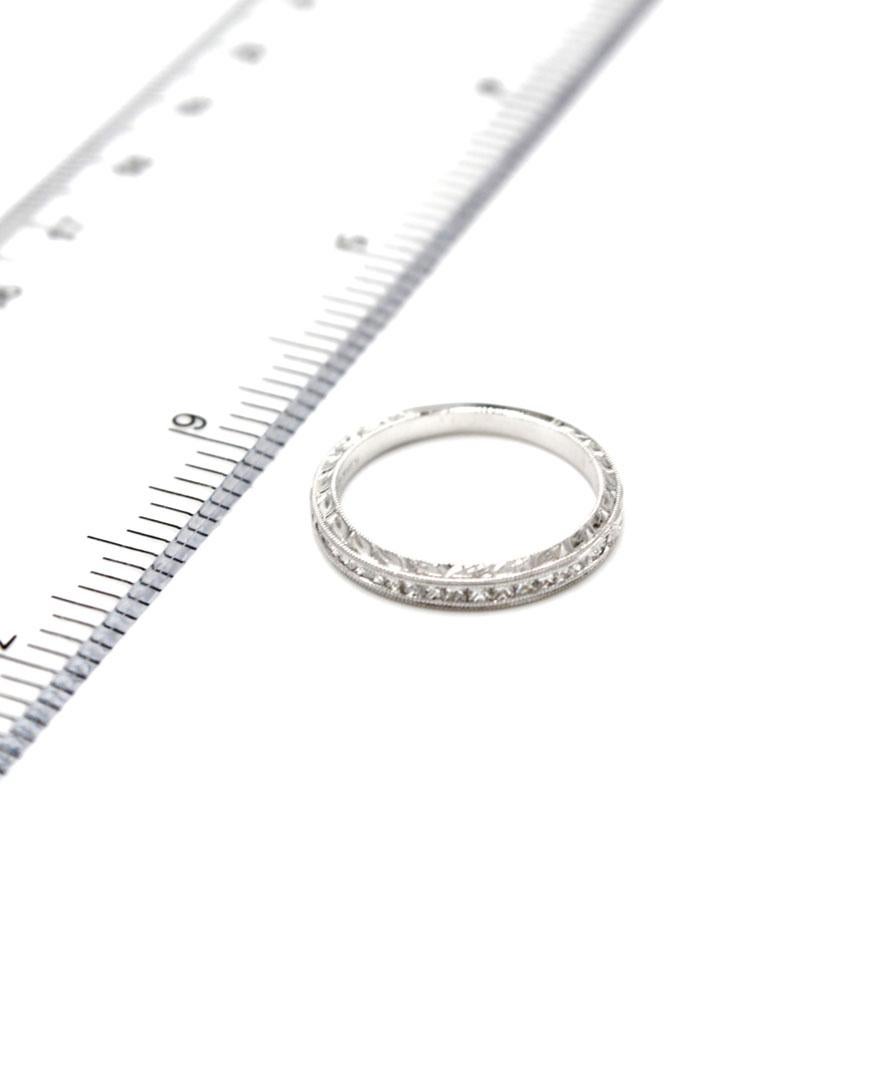 Kirk Kara SS6996-B Bague Carmella en or blanc 18 carats avec motif de feuilles gravé à la main en vente 2