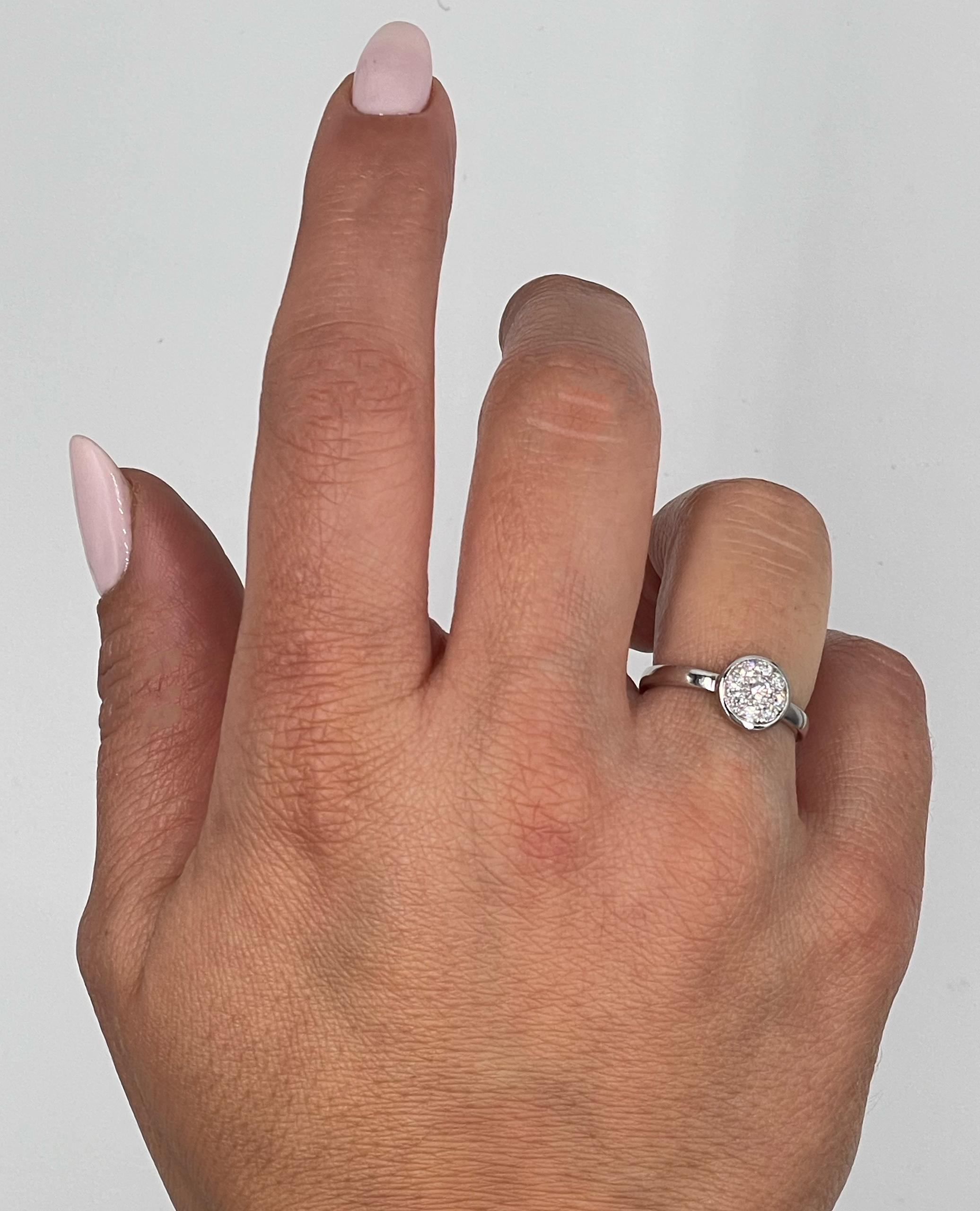 Bague empilable en or blanc 18 carats avec des diamants pesant 0,32 carat au total.

Le tour de doigt est de 6, il peut être augmenté ou diminué de 2 tailles.