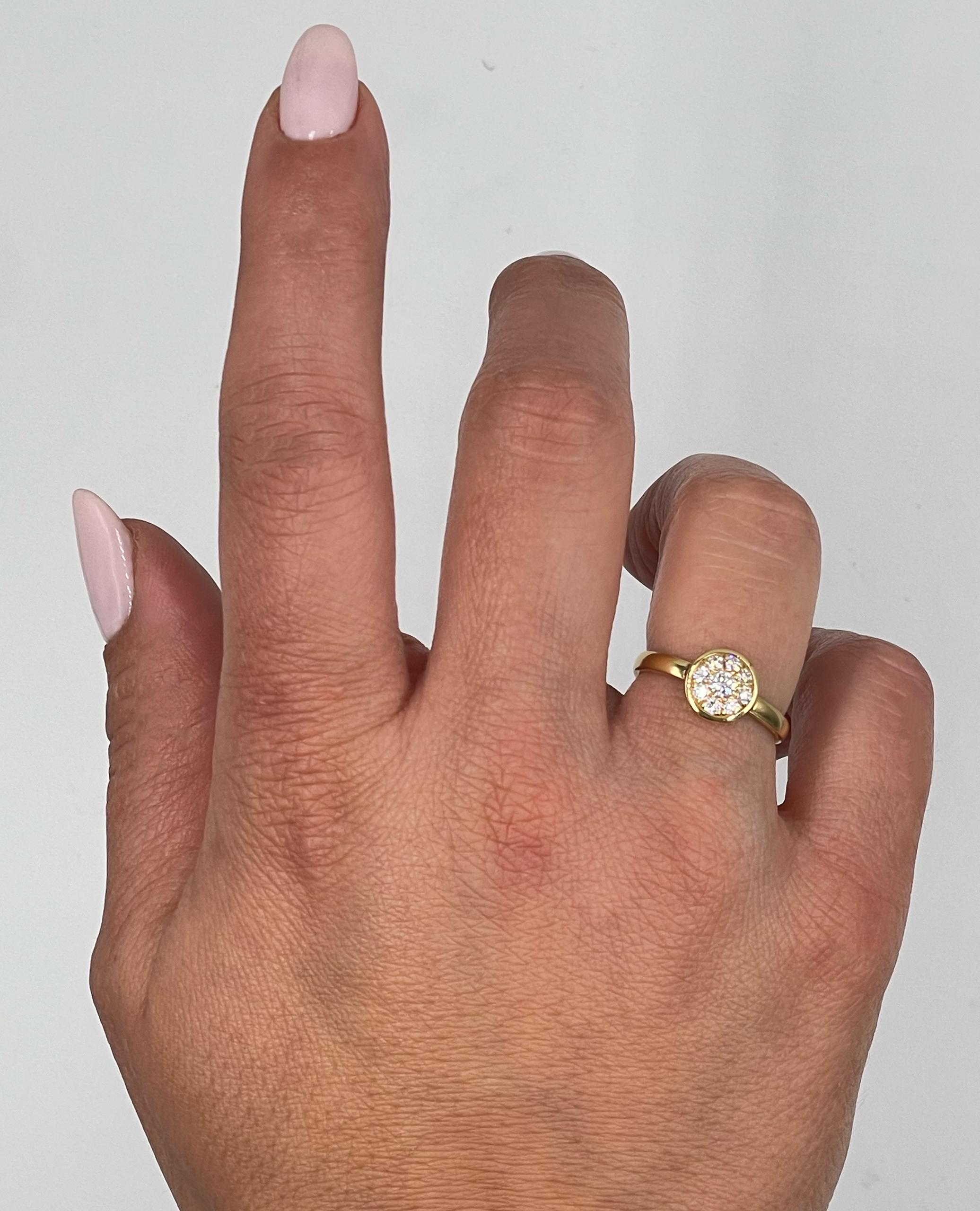 Anello impilabile in oro giallo 18 carati con diamanti per un totale di 0,32 carati.

La misura delle dita è 6, ma può essere aumentata o diminuita fino a 2 taglie.