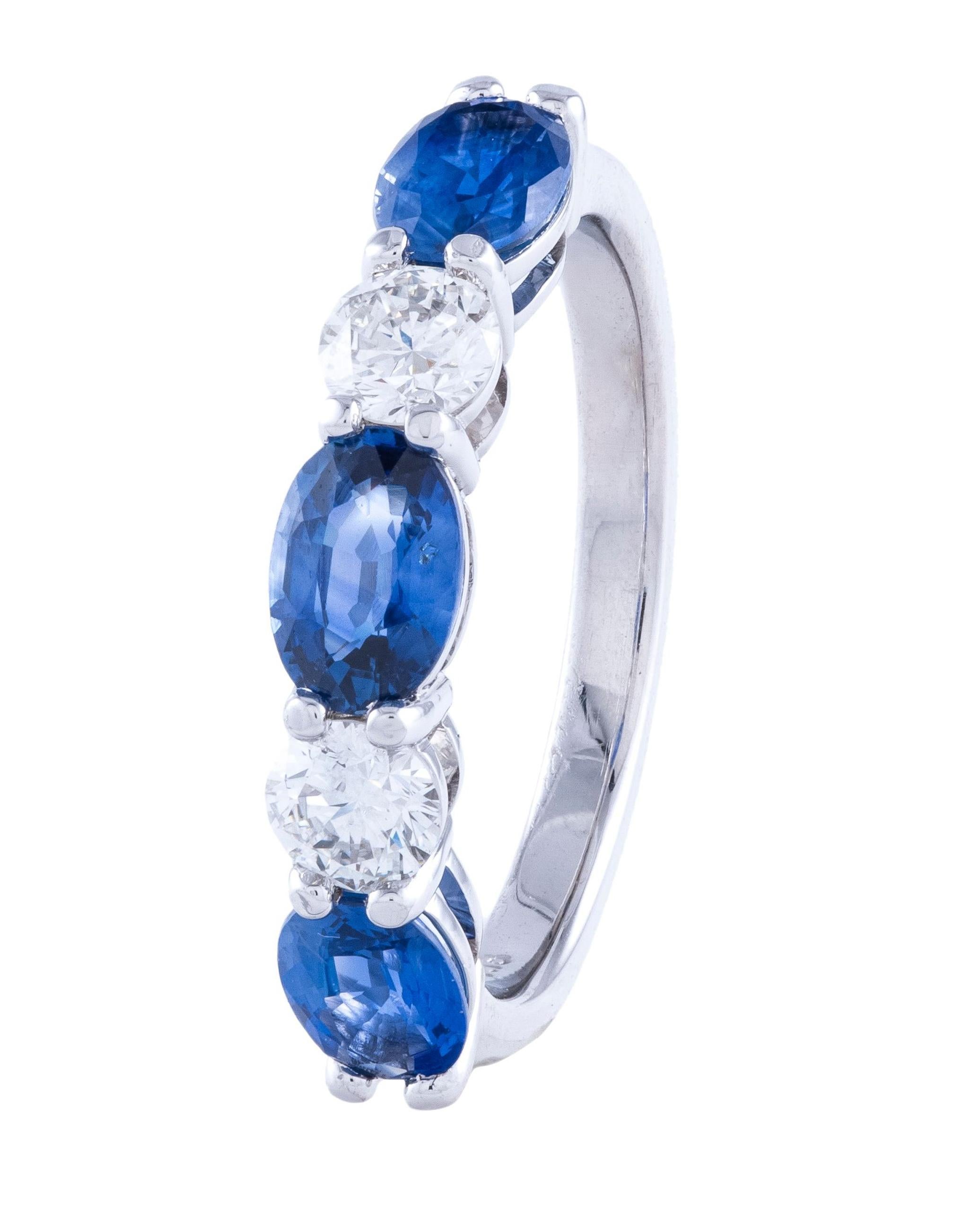 Bague en or blanc 18 carats avec 3 saphirs bleus de forme ovale d'un poids total de 1,59 carats et 2 diamants de forme ovale d'un poids total de 0,47 carats.

- Les ovales sont placés dans le sens est-ouest
- Doigt 6.5, peut être mis à la taille