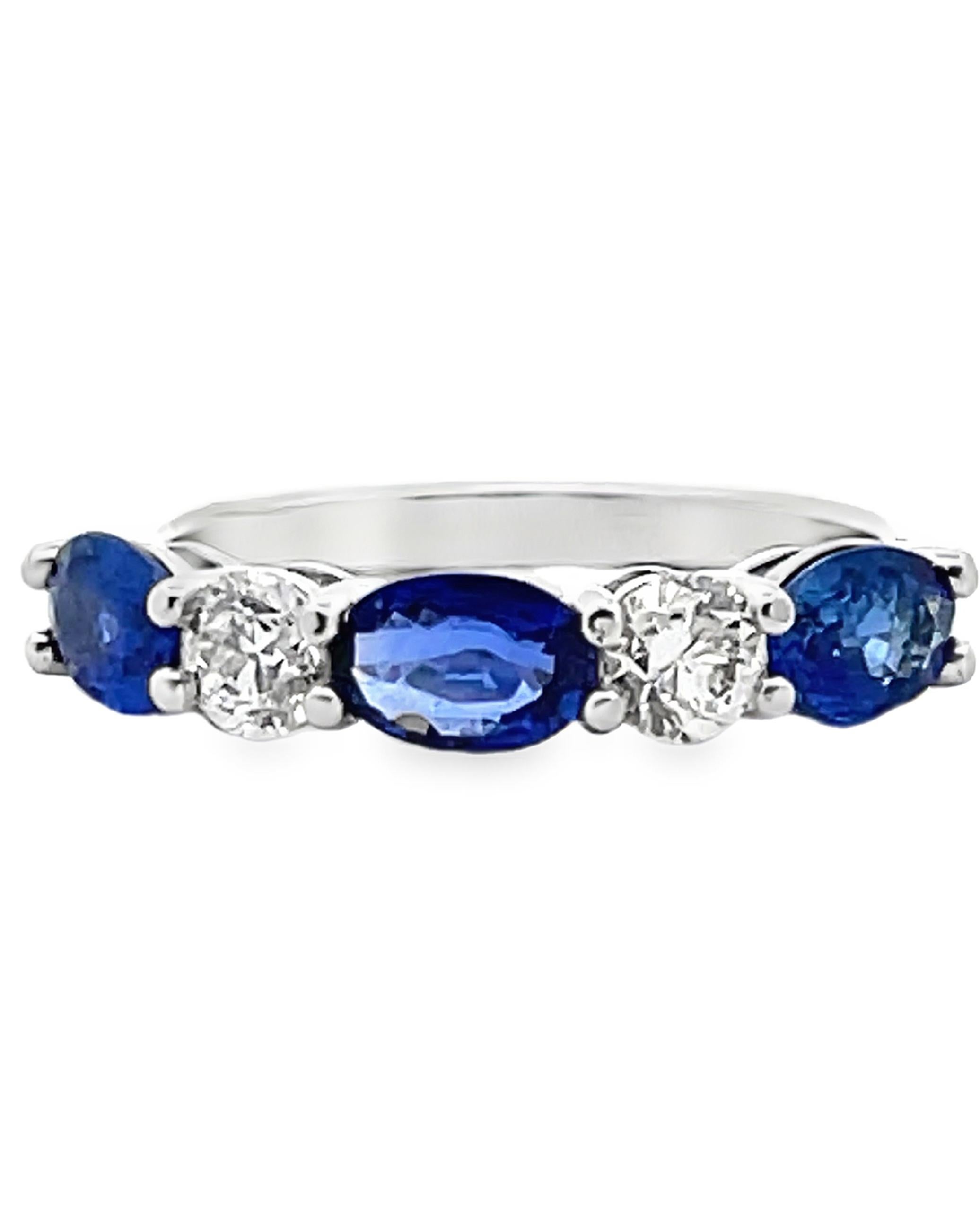 Taille ovale Bague à trois saphirs ovales et deux diamants en or blanc 18 carats Bague à haute polarité en vente