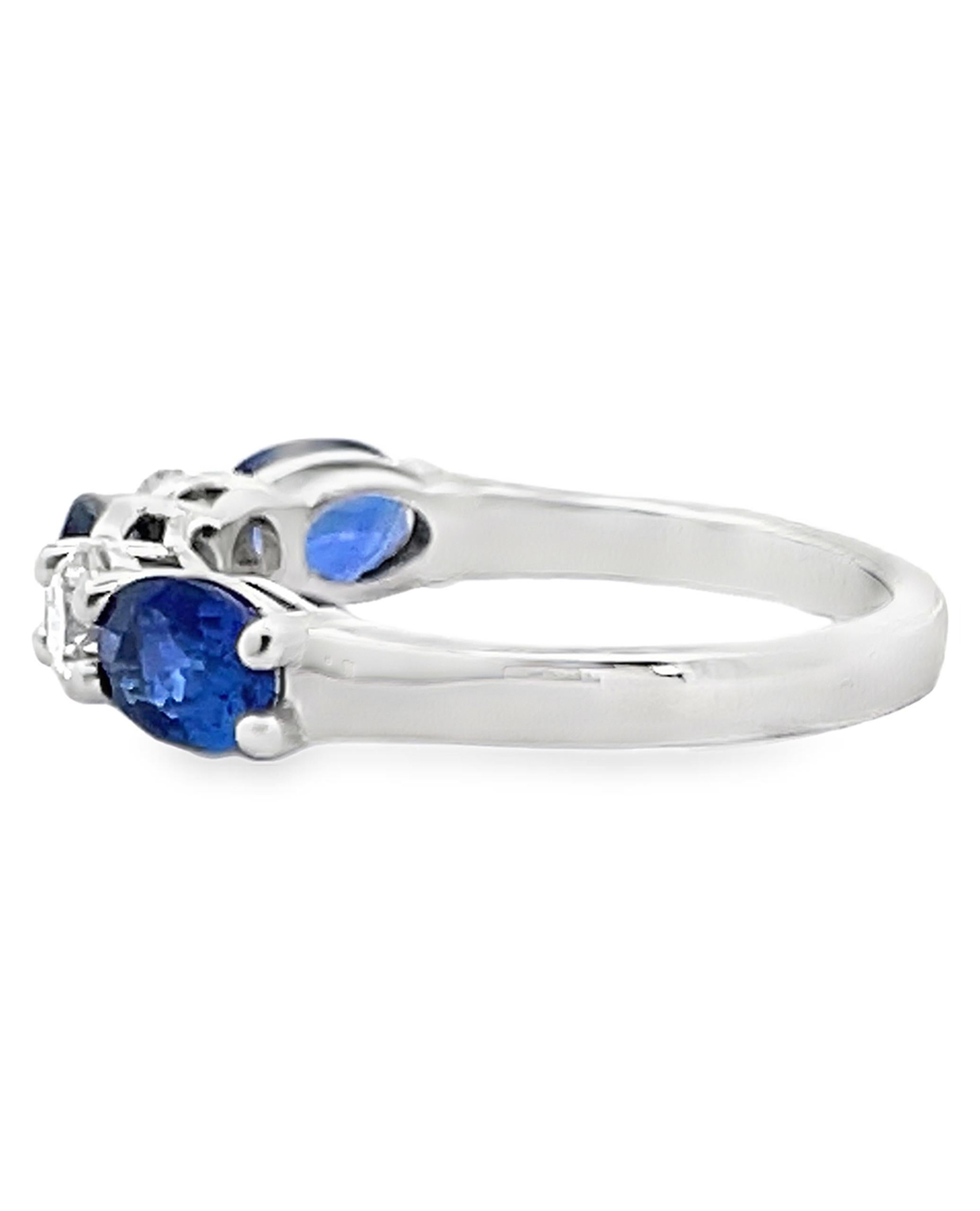 Bague à trois saphirs ovales et deux diamants en or blanc 18 carats Bague à haute polarité Neuf - En vente à Old Tappan, NJ